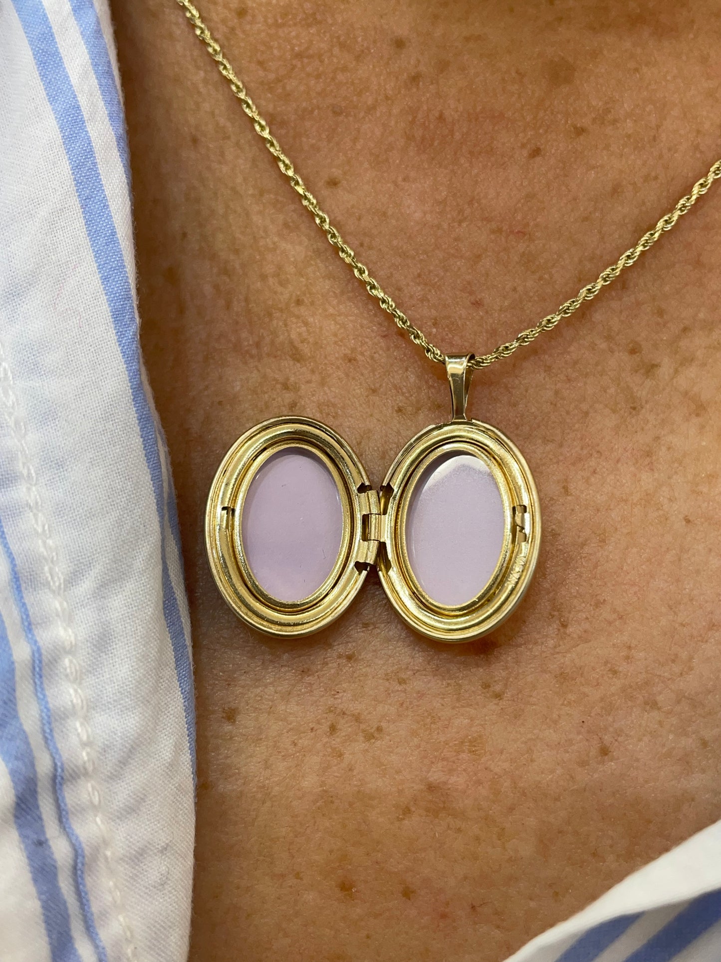 14k gold oval locket with vintage design