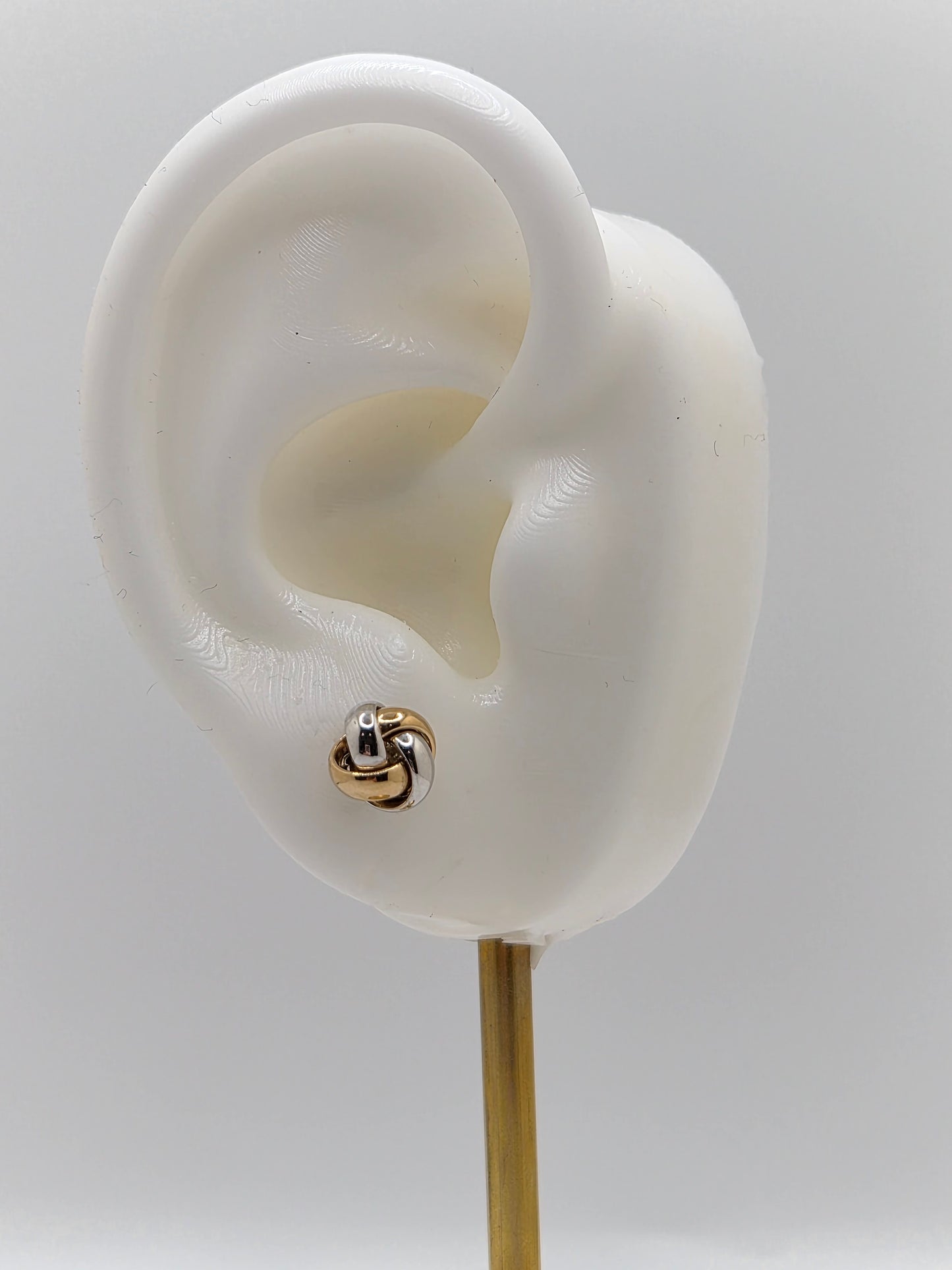 Pendientes de nudo de amor de dos tonos de oro macizo de 14 quilates