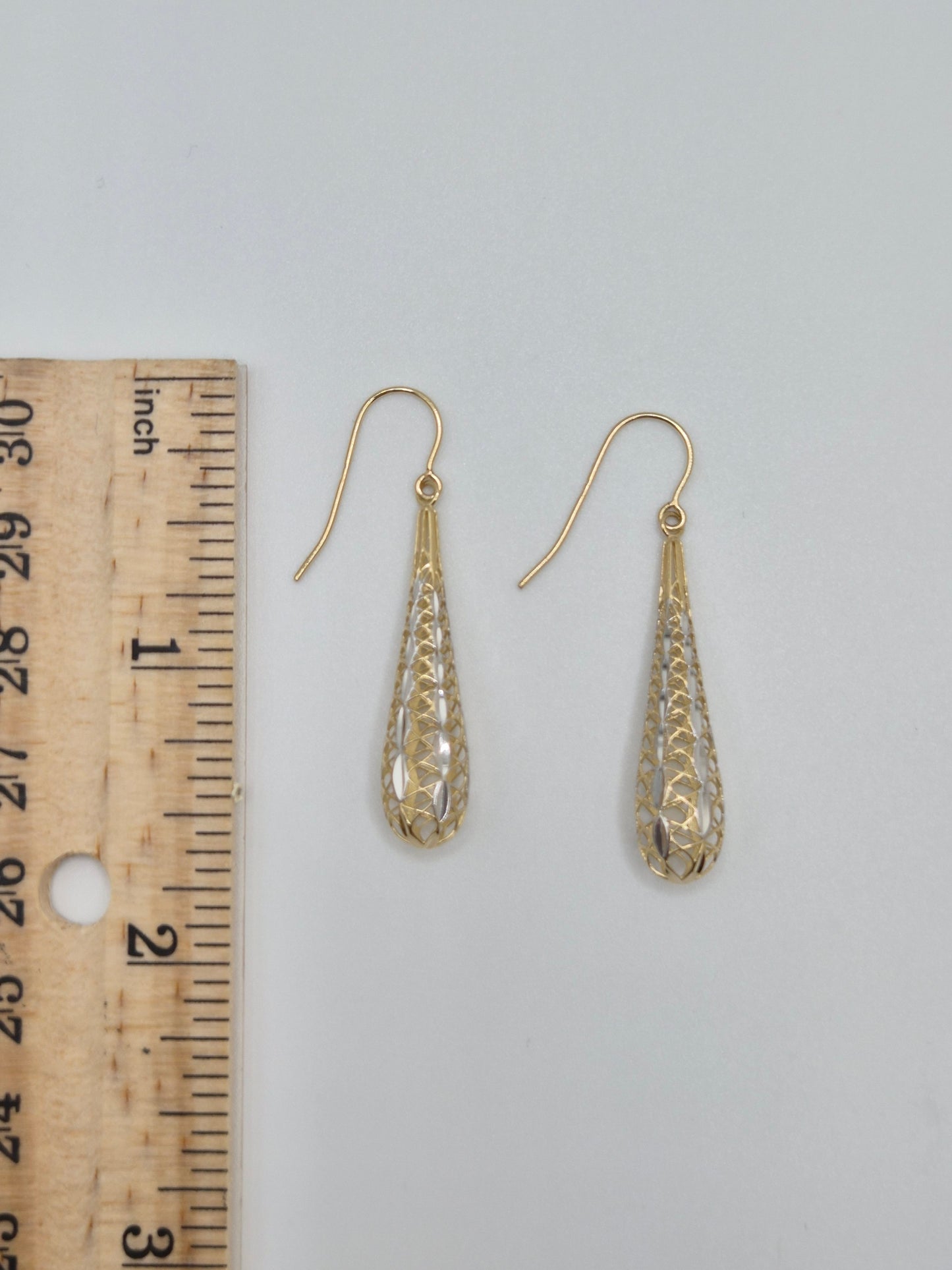 Aretes colgantes en forma de lágrima de dos tonos de oro macizo de 14 k