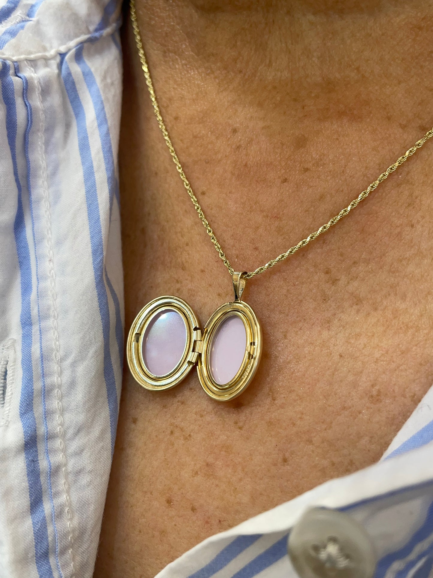 14k gold oval locket with vintage design