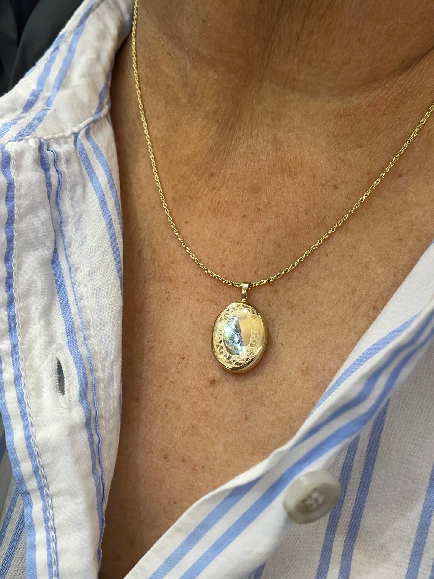 14k gold oval locket with vintage design
