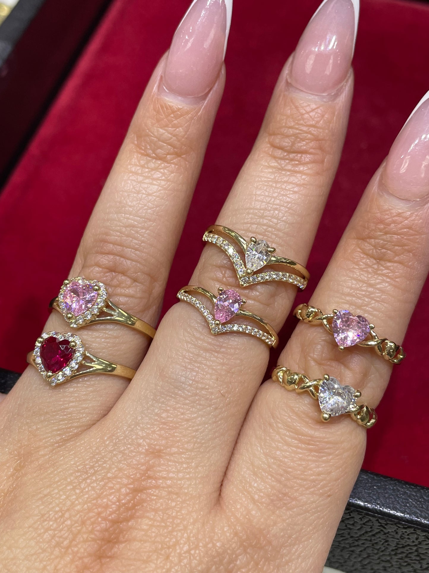 Anillo en forma de V con circonita cúbica de oro macizo de 14 quilates