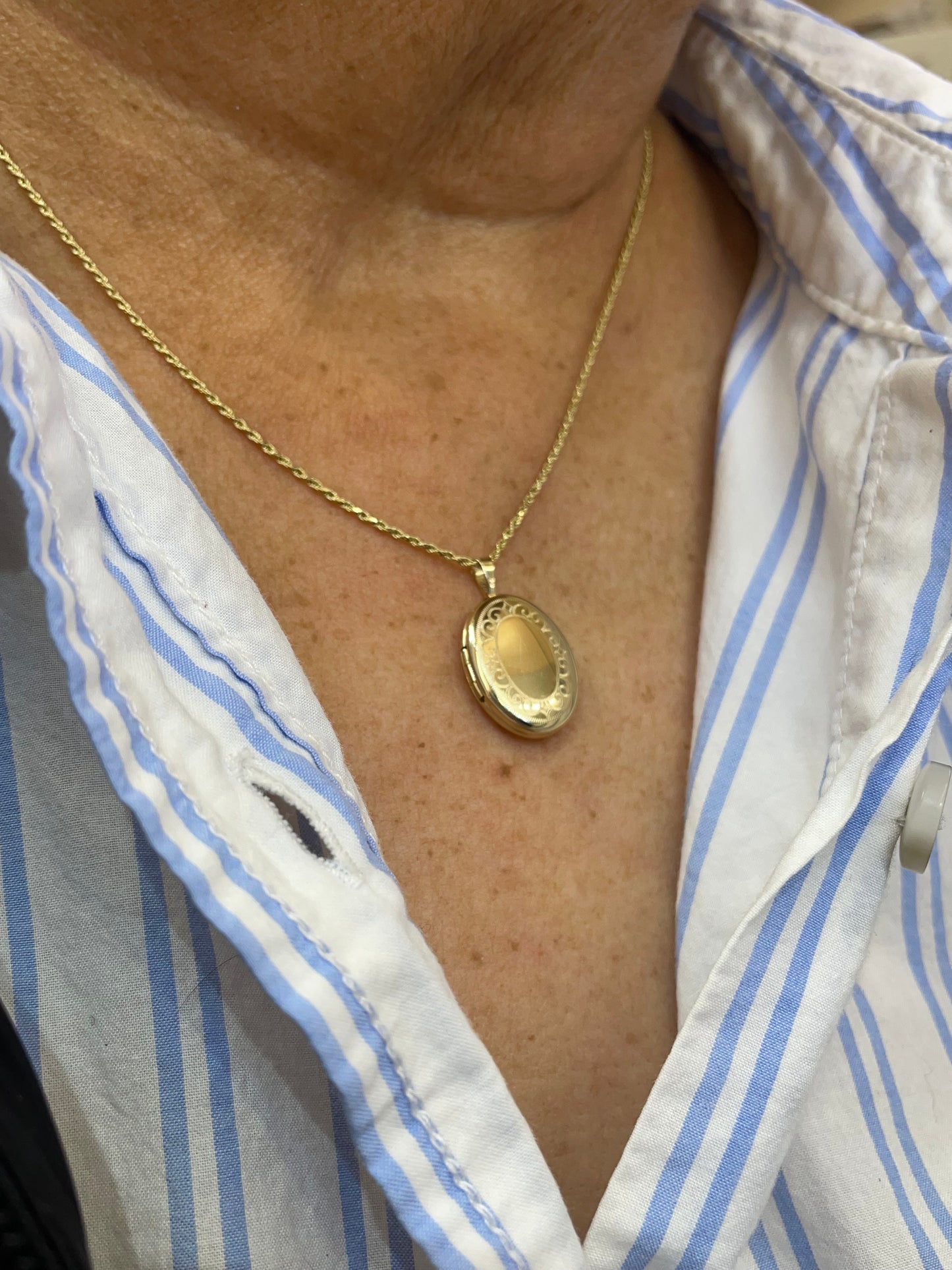 14k gold oval locket with vintage design