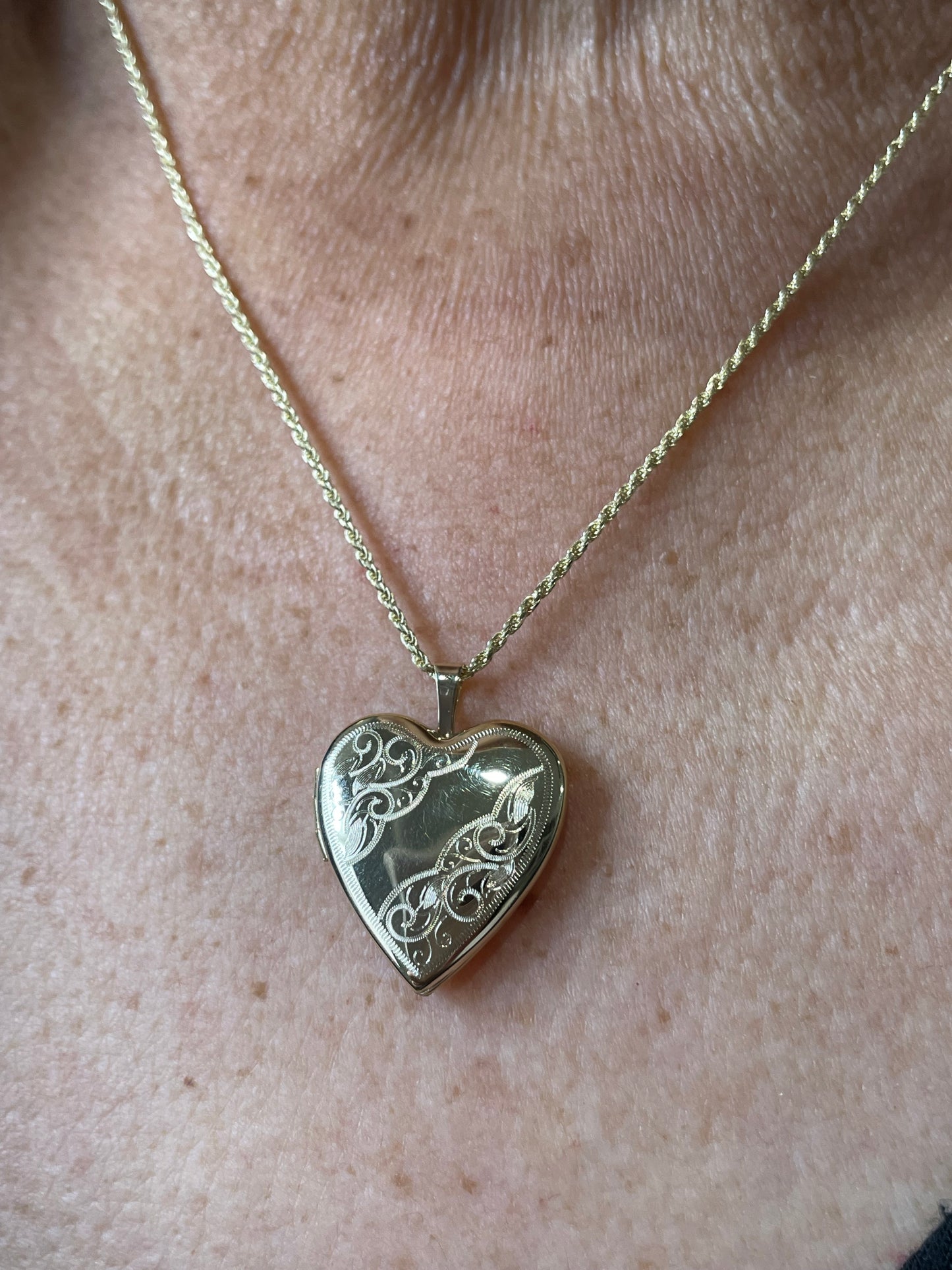 14K Gold Heart Locket Pendant with Vintage Design (619)