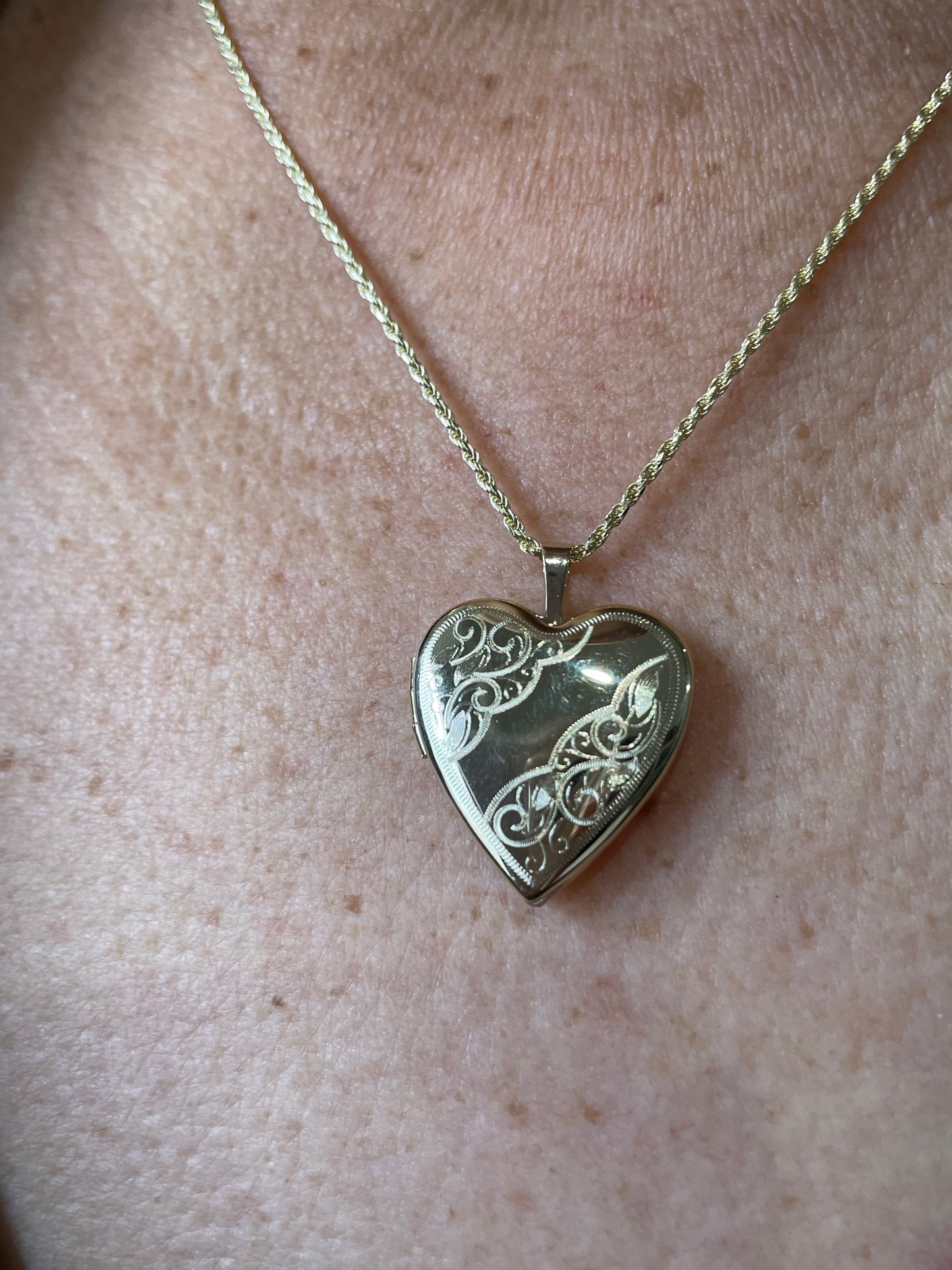 14K Gold Heart Locket Pendant with Vintage Design (619)
