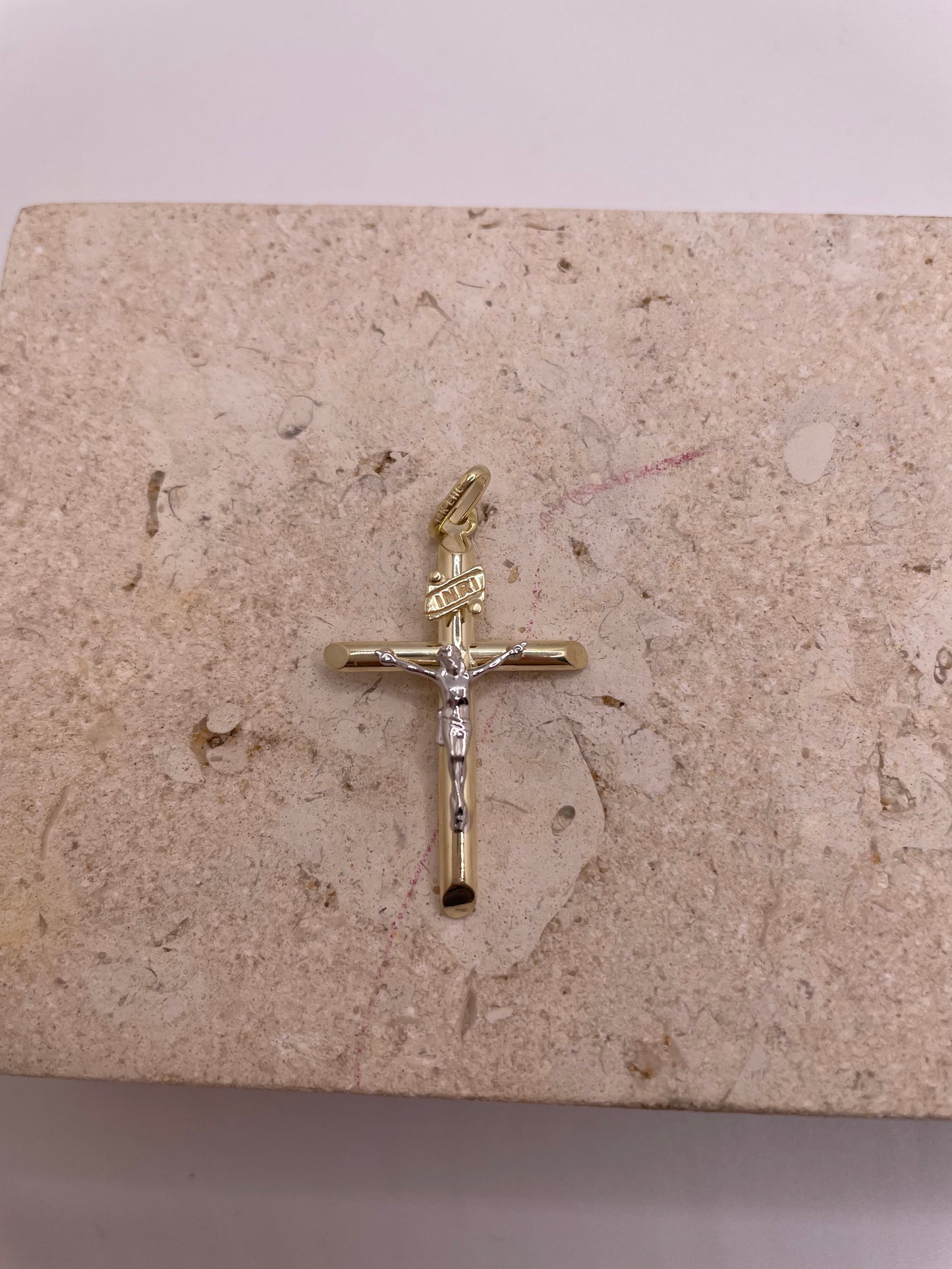 Colgante de crucifijo de dos tonos de oro macizo de 14 quilates