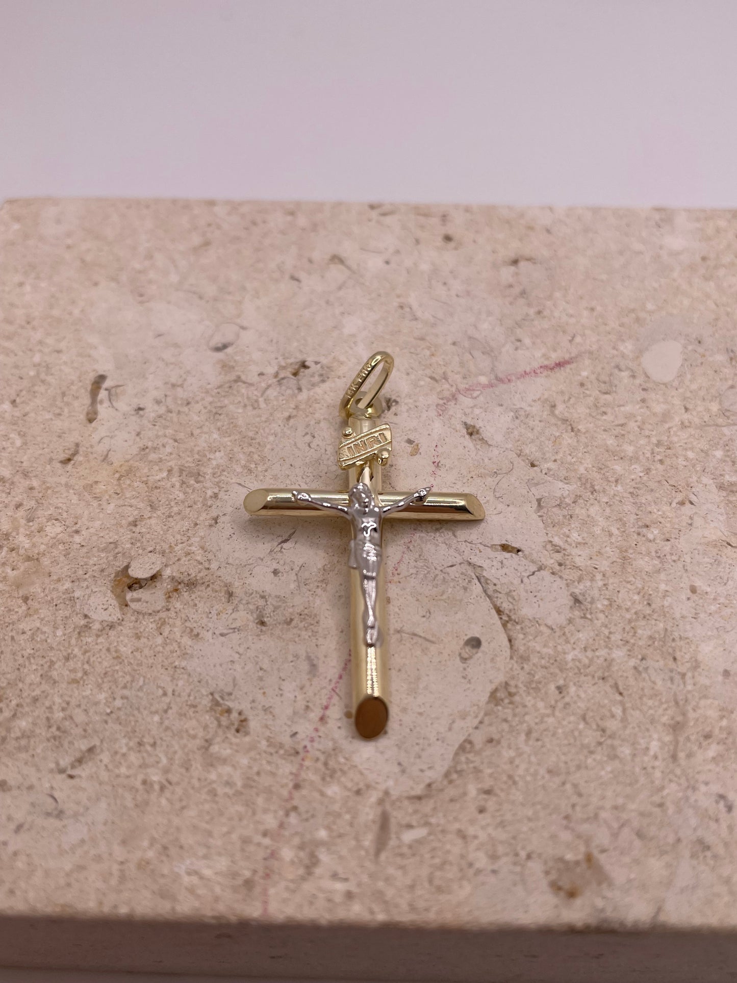 Colgante de crucifijo de dos tonos de oro macizo de 14 quilates