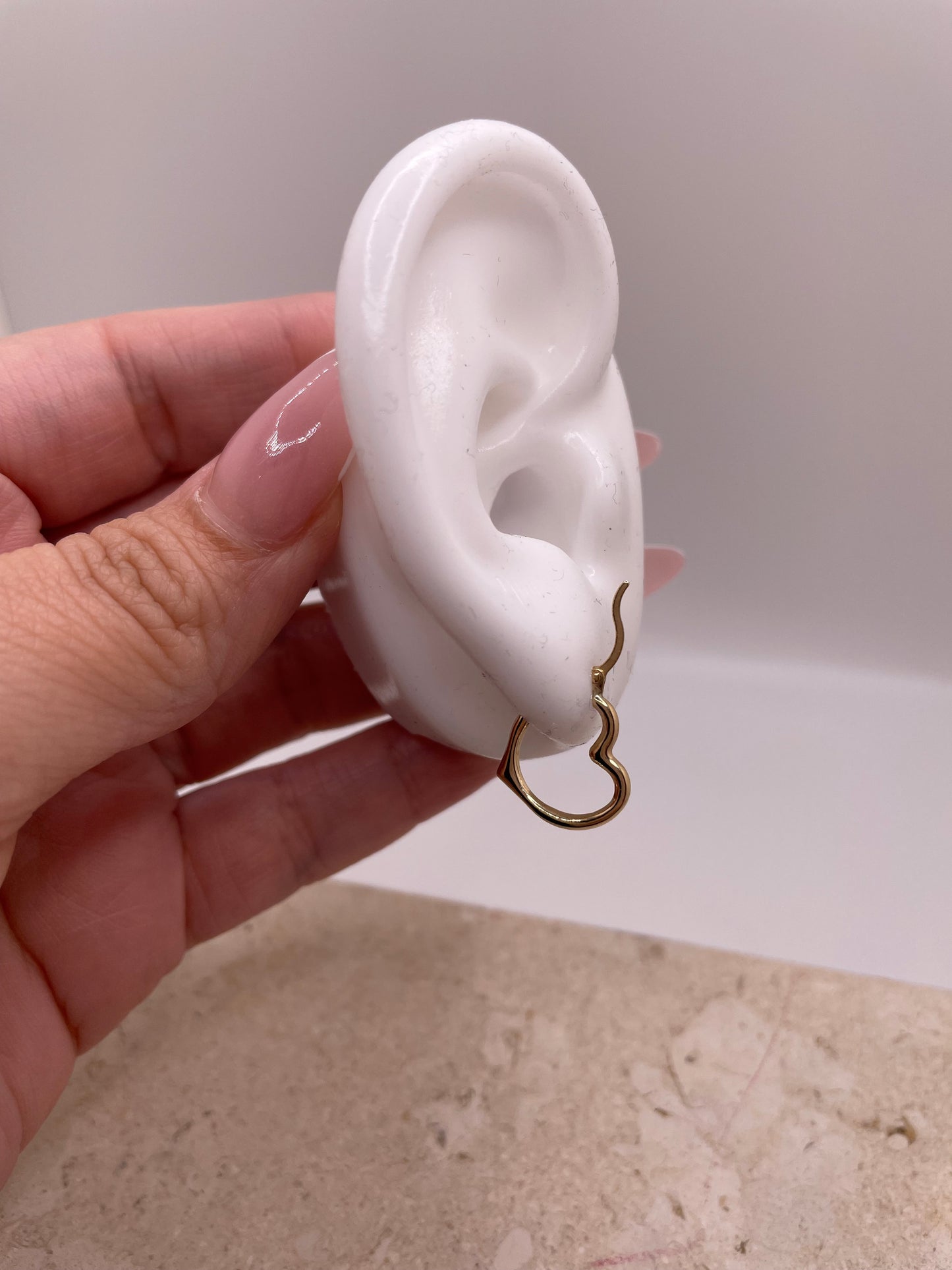 Pendiente de 3 mm con corazón en ángulo de oro macizo de 14 quilates
