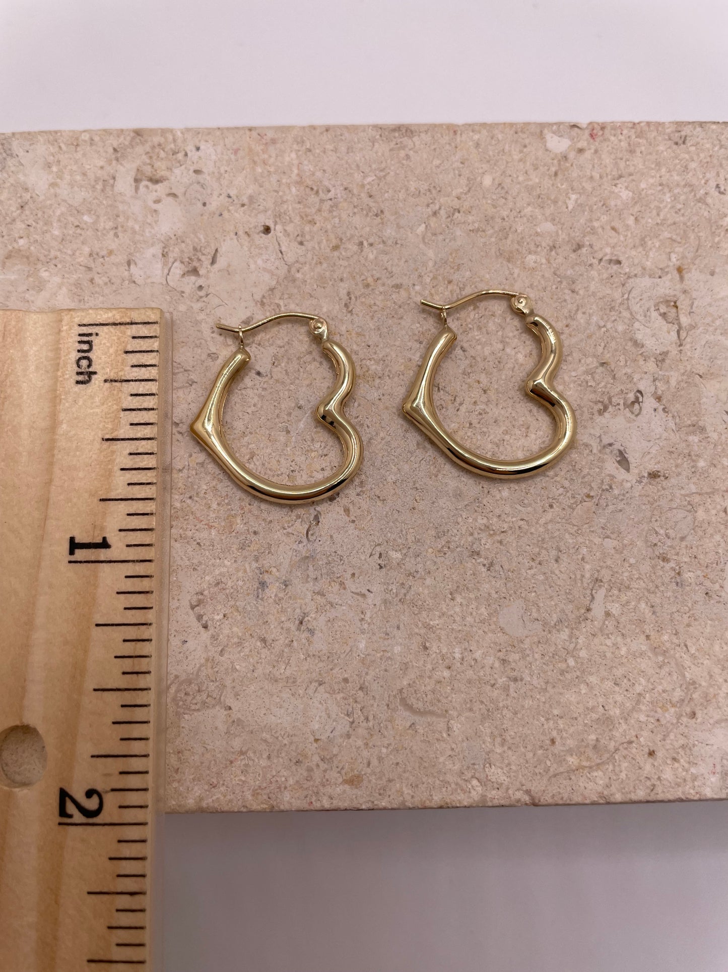 Pendiente de 3 mm con corazón en ángulo de oro macizo de 14 quilates