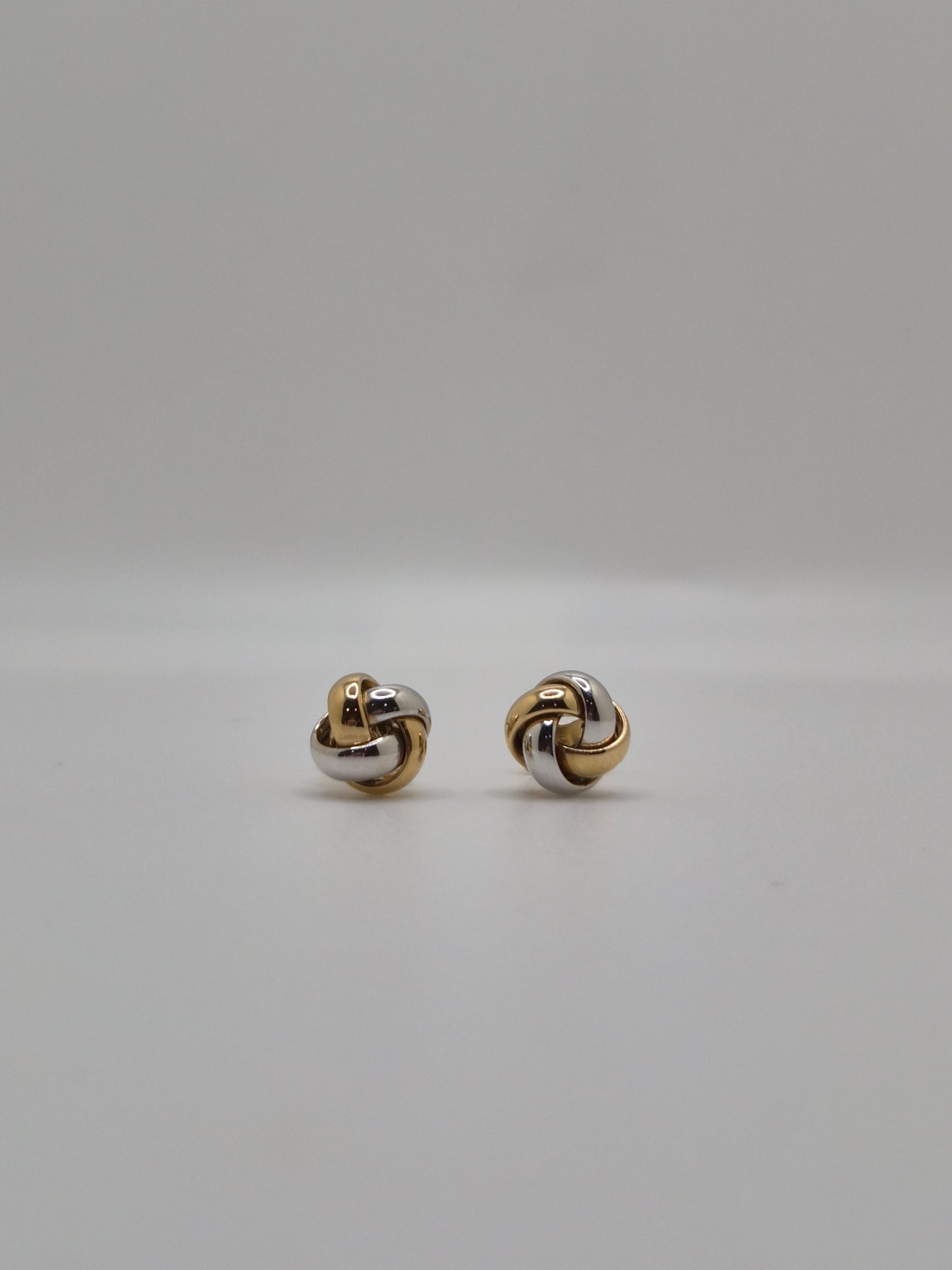 Pendientes de nudo de amor de dos tonos de oro macizo de 14 quilates