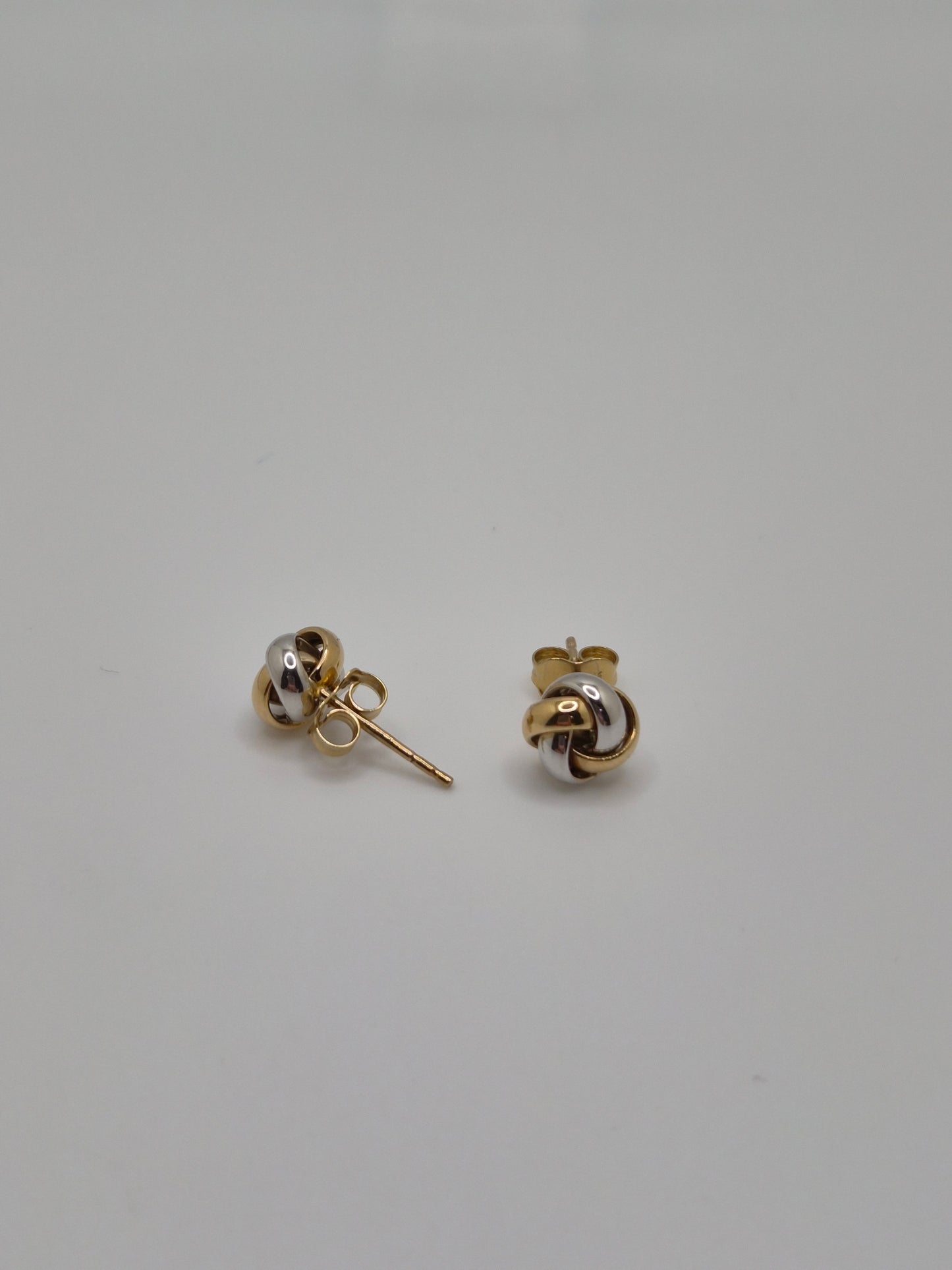 Pendientes de nudo de amor de dos tonos de oro macizo de 14 quilates