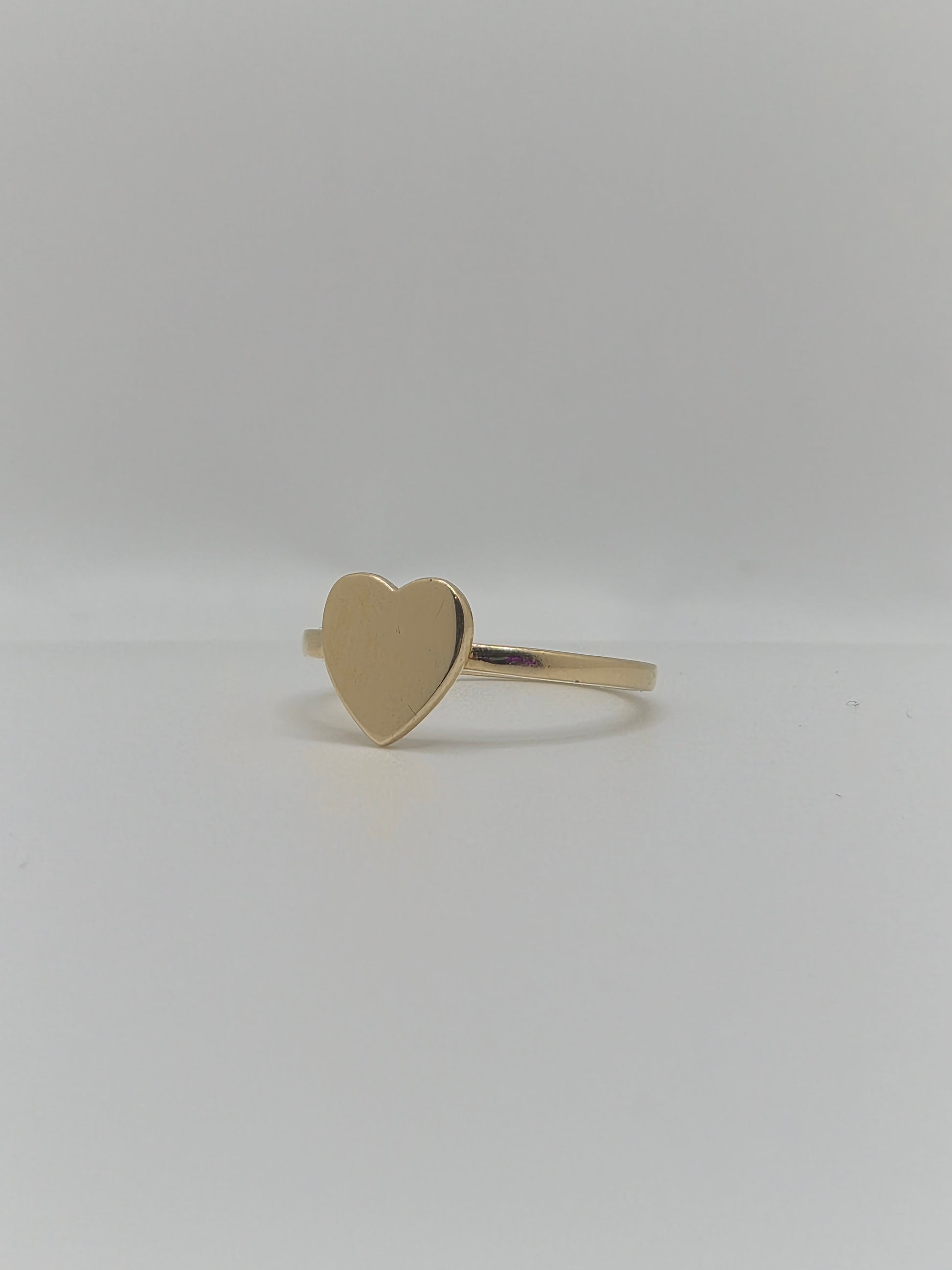 Anillo de sello de corazón de oro de 14 quilates