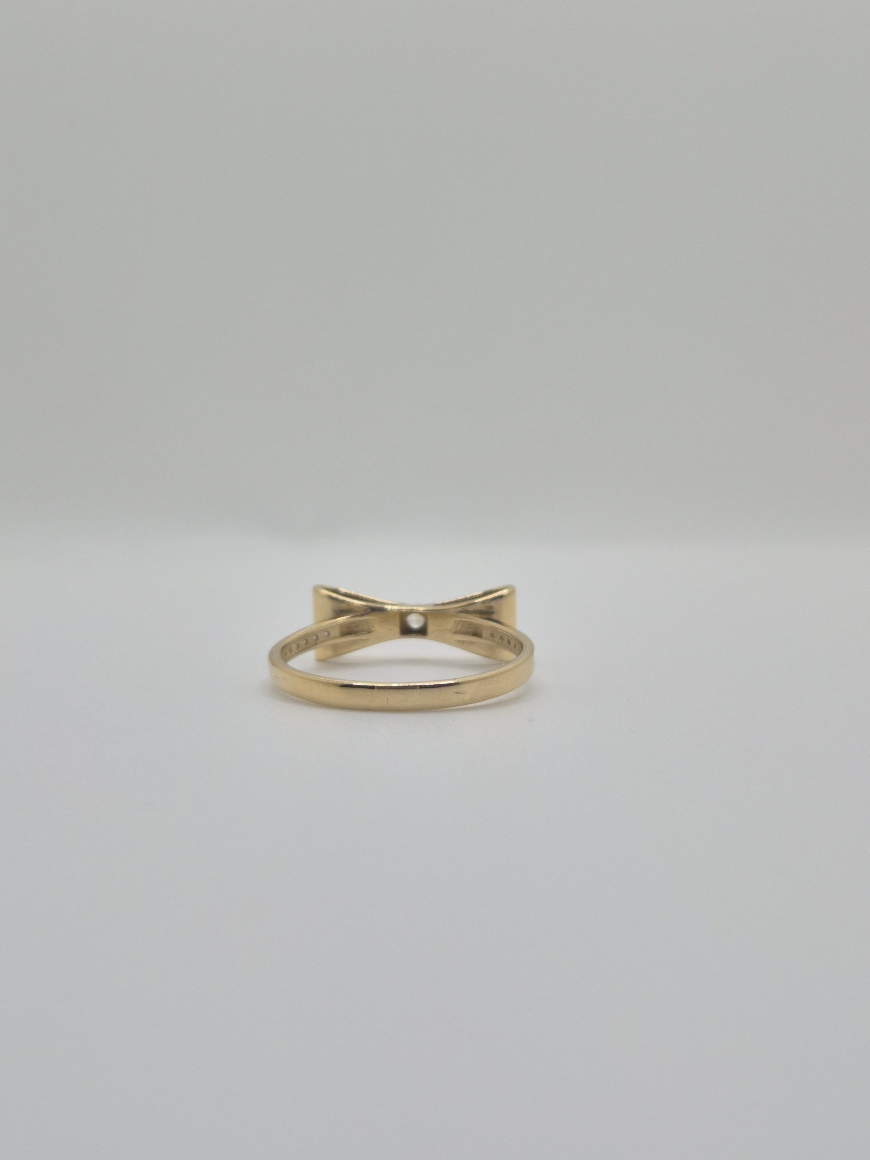 Anillo de lazo de oro de 14k con piedras de circonita