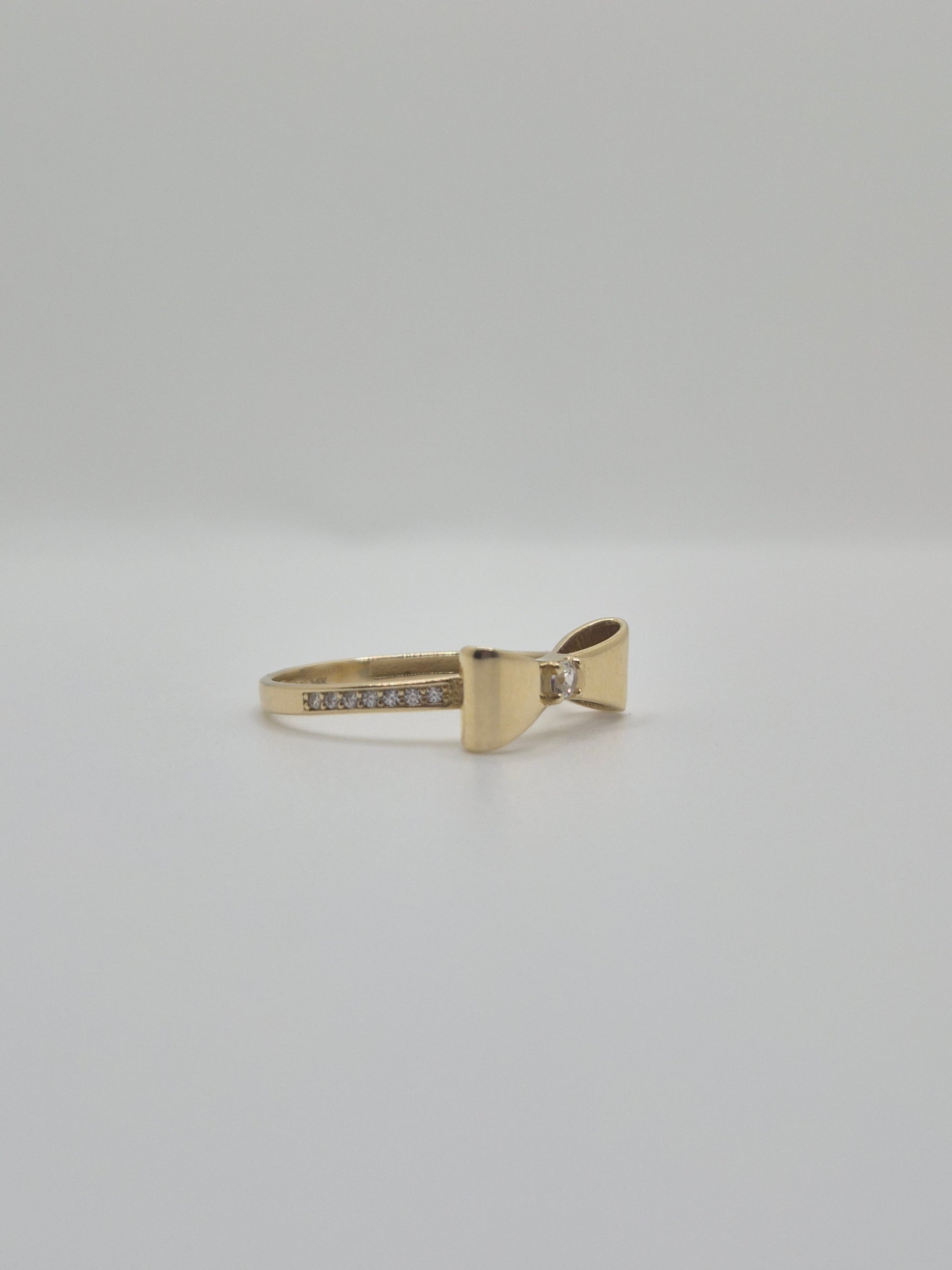 Anillo de lazo de oro de 14k con piedras de circonita