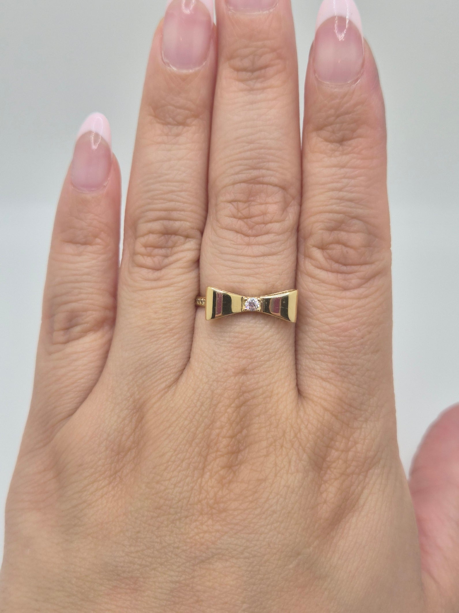Anillo de lazo de oro de 14k con piedras de circonita