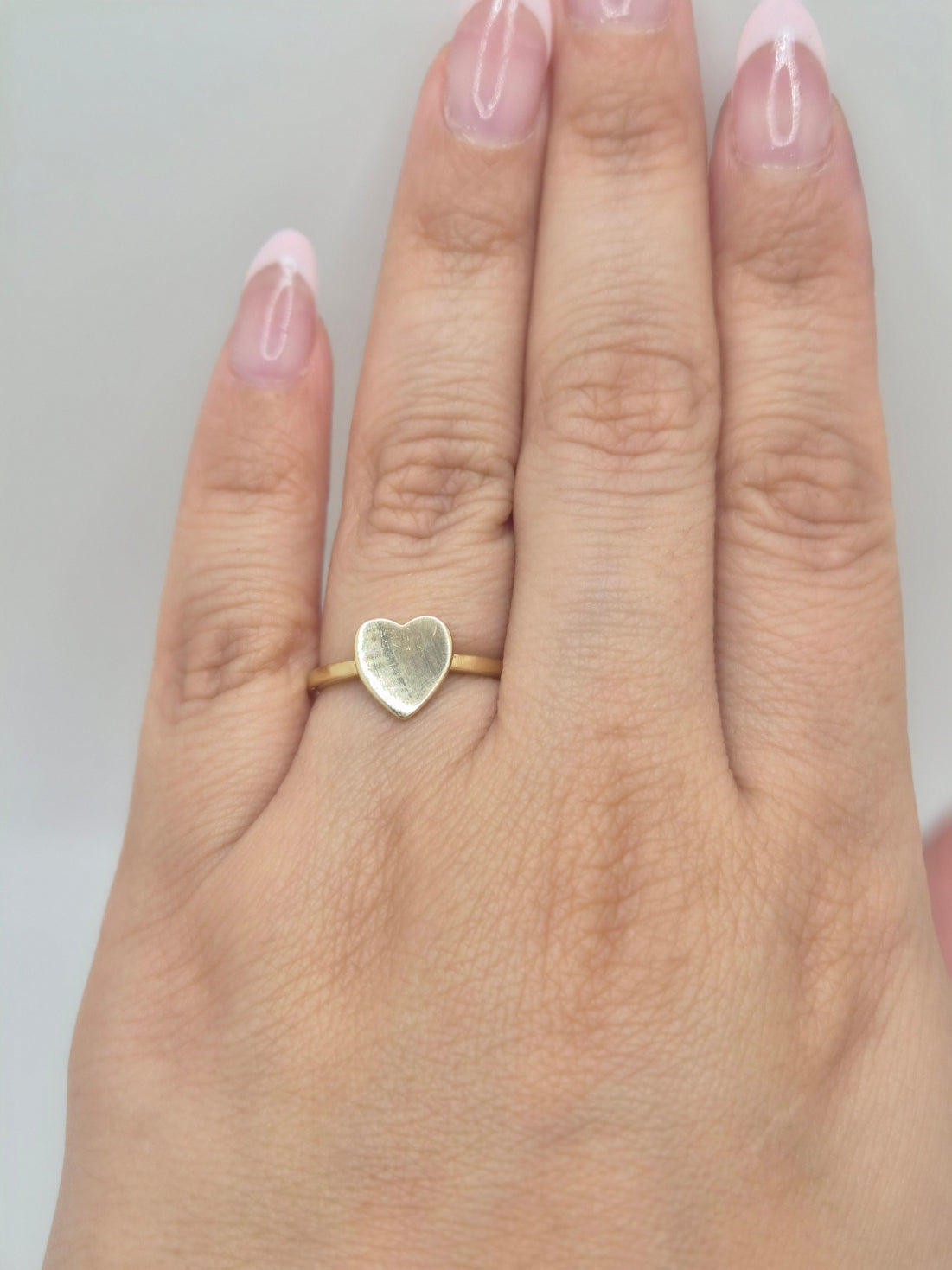 Anillo de sello de corazón de oro de 14 quilates