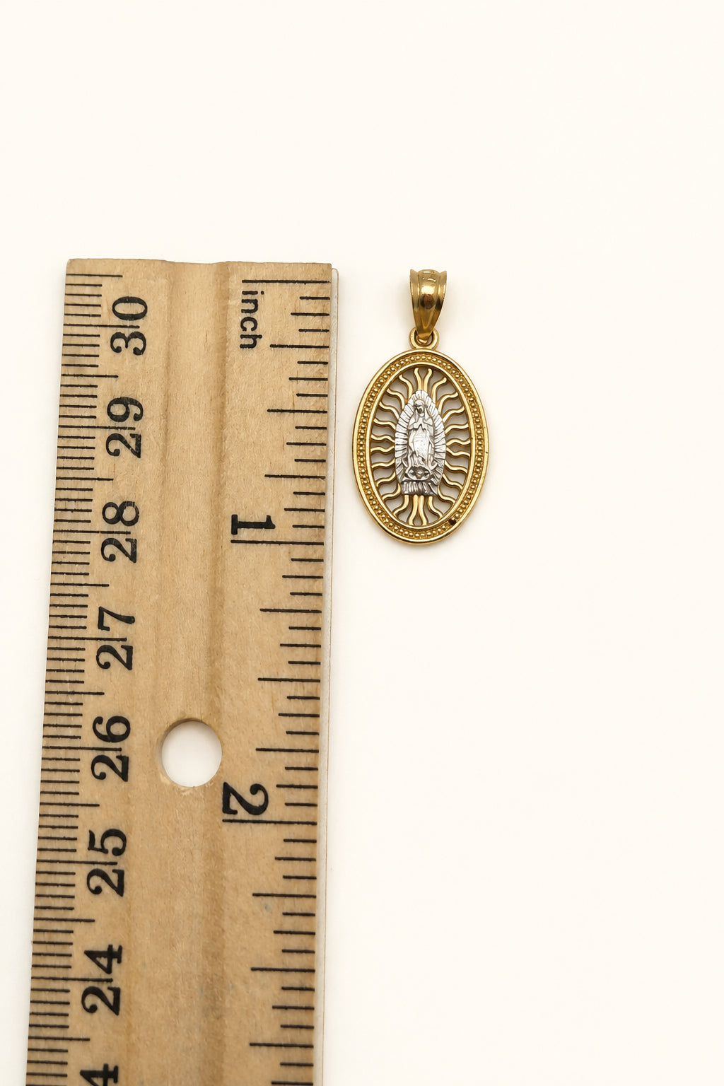 Colgante ovalado Virgencita bicolor en oro de 14 quilates