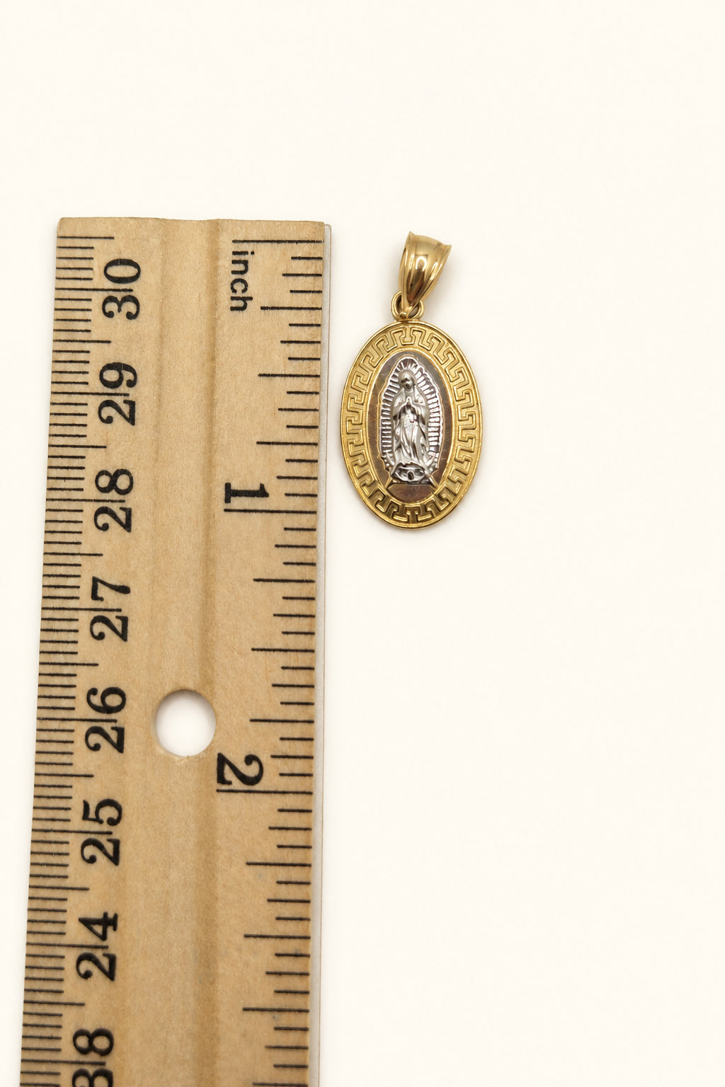 Colgante ovalado de Virgencita bicolor en oro de 14 quilates (borde griego)