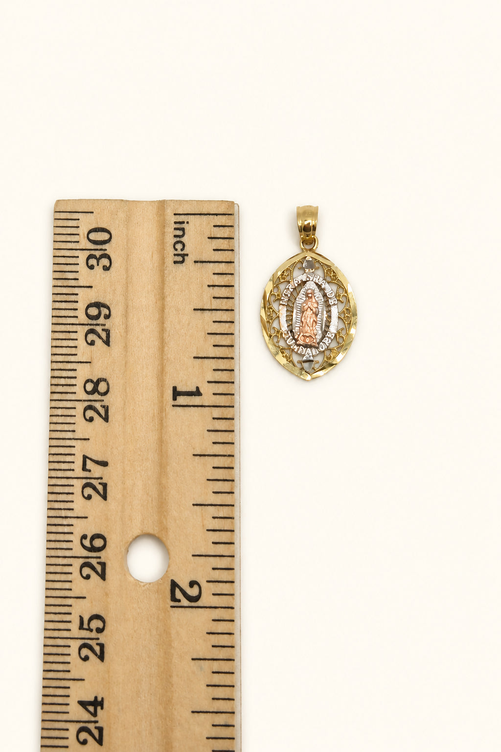 Colgante ovalado de Virgencita en tres tonos de oro de 14 quilates