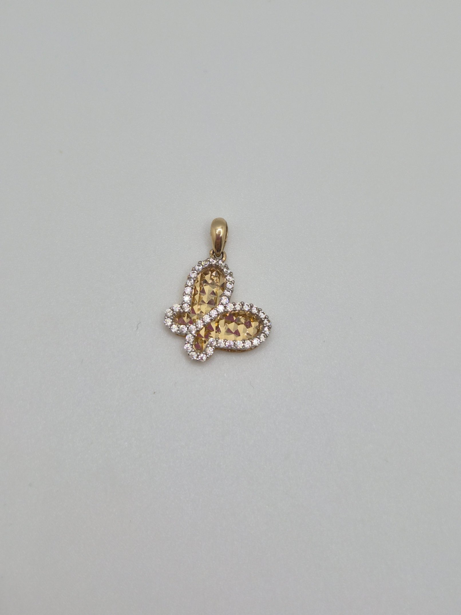 Colgante de mariposa con circonita cúbica de dos tonos de 14 quilates