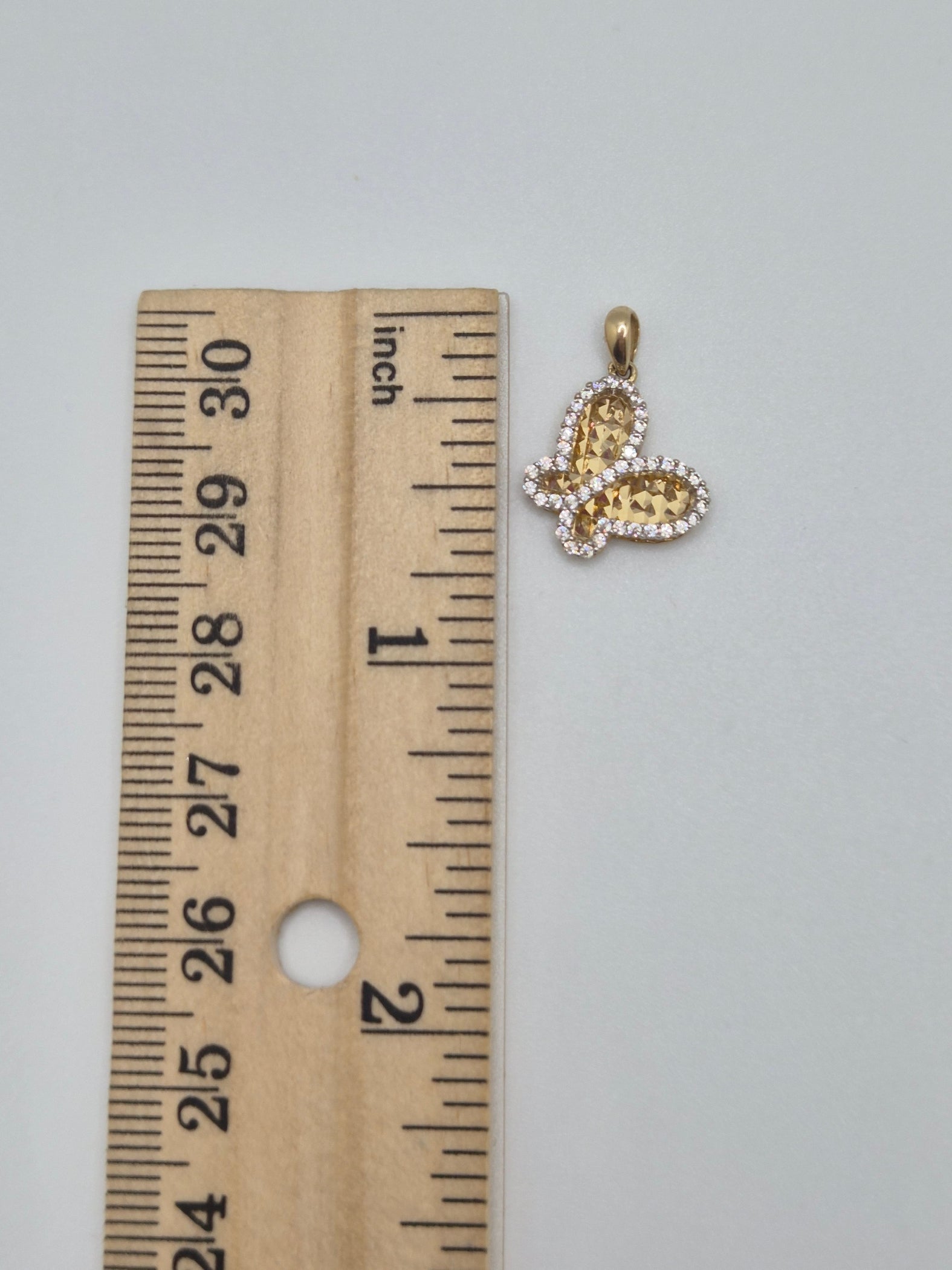 Colgante de mariposa con circonita cúbica de dos tonos de 14 quilates