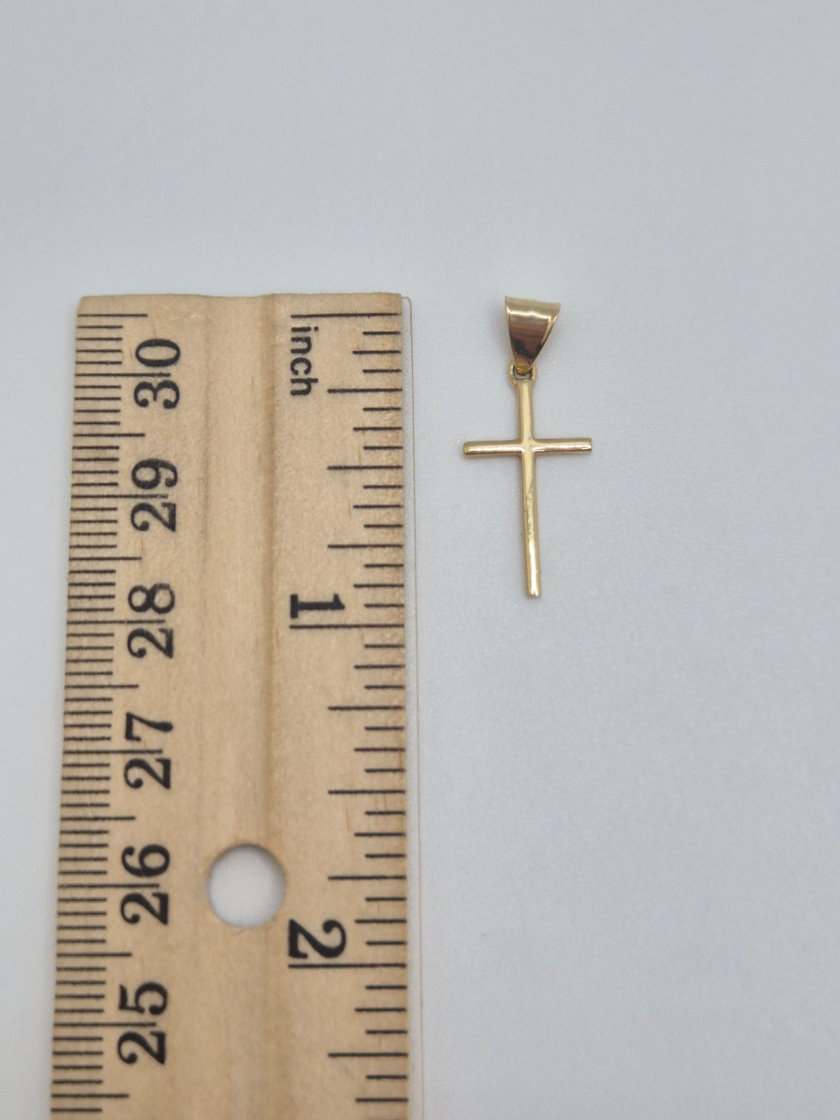 Colgante de cruz minimalista de oro de 14 quilates 