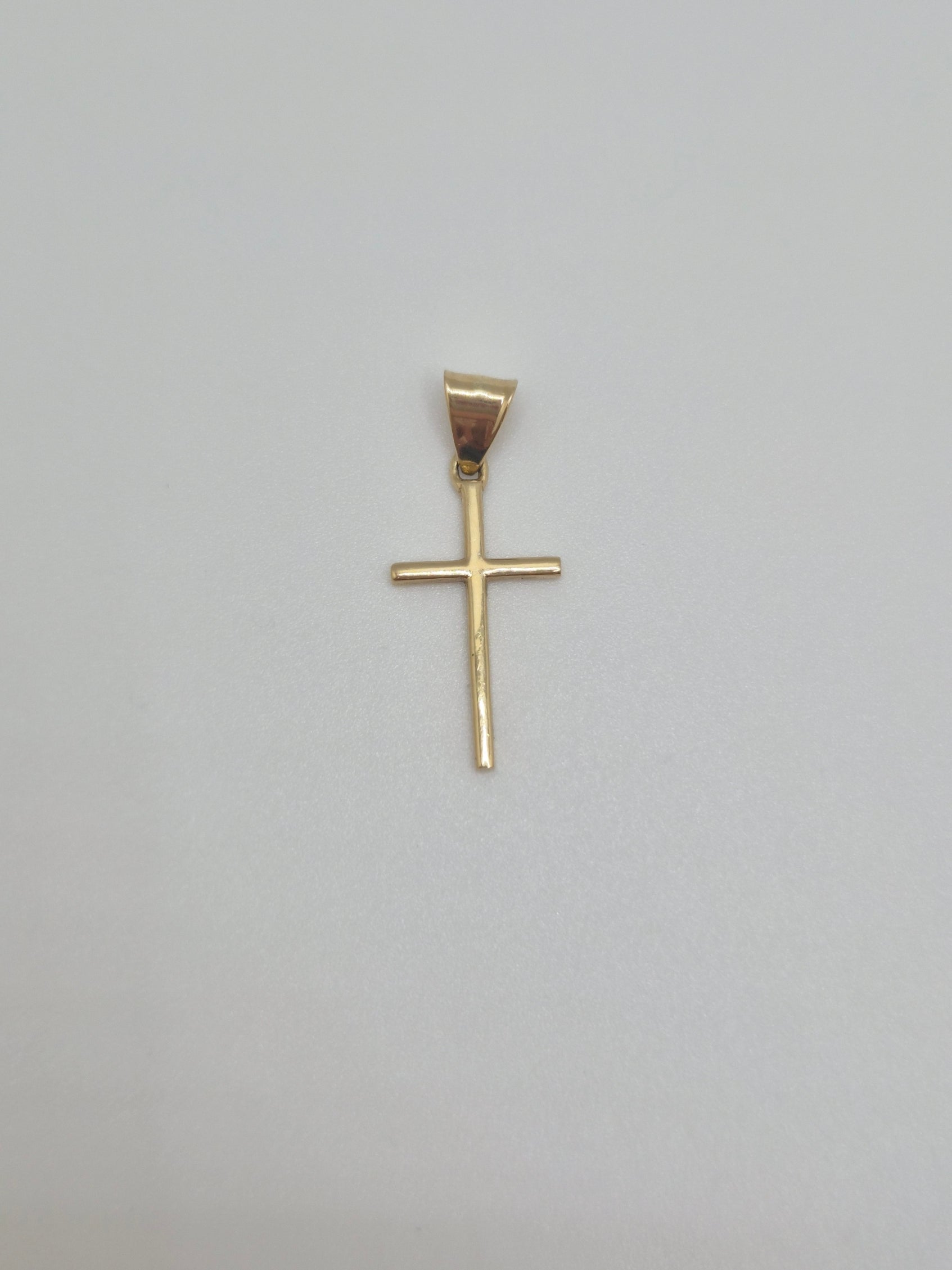 Colgante de cruz minimalista de oro de 14 quilates 