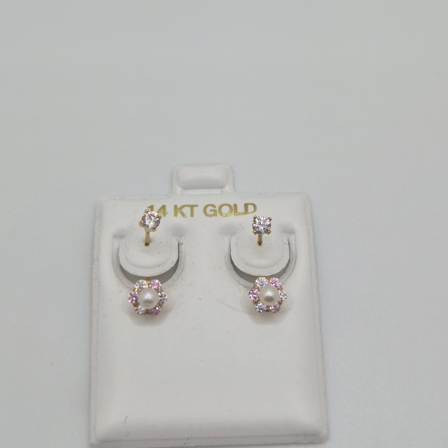 Pendientes de teléfono en oro de 14k con flor de circonita cúbica.