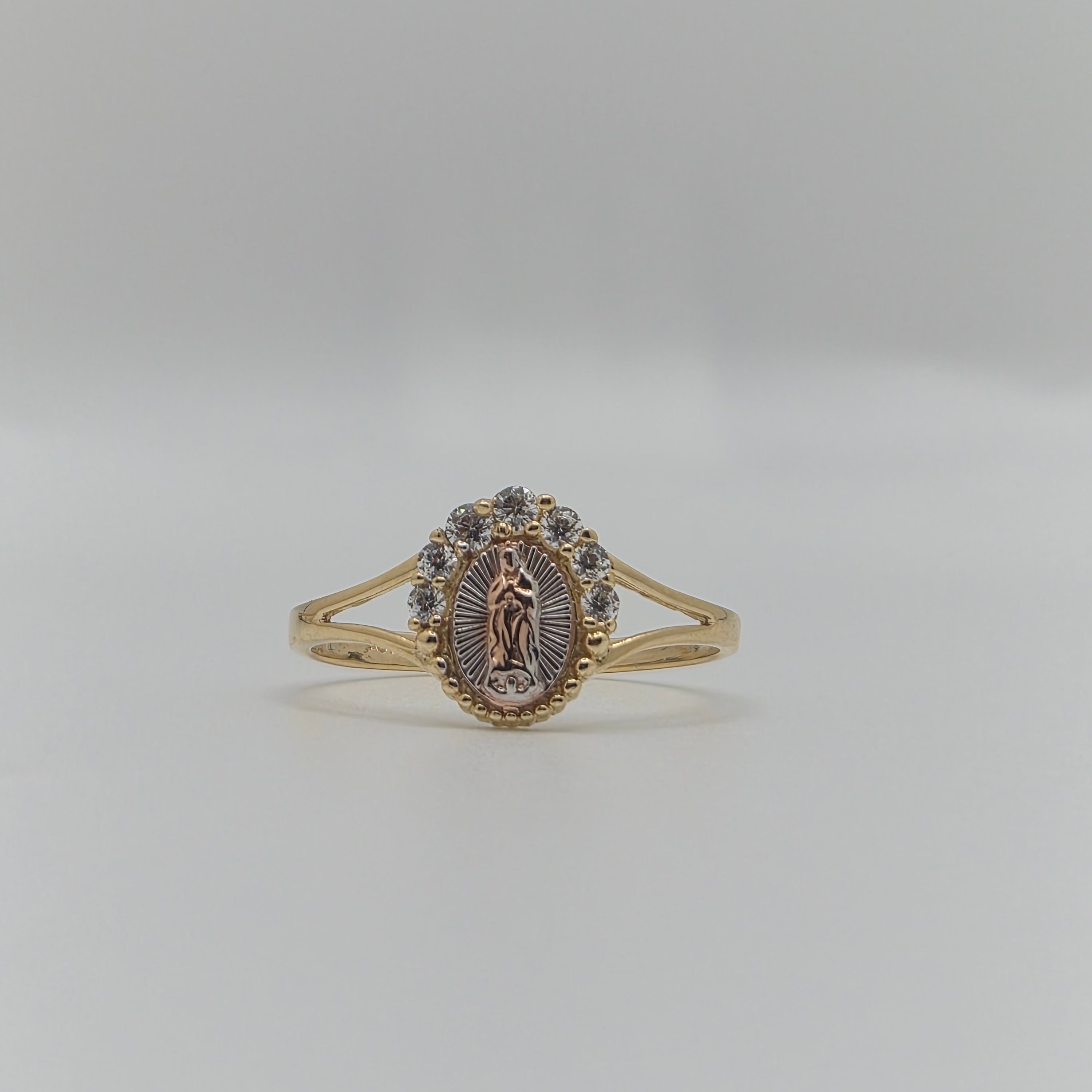 Anillo tricolor Virgencita Guadalupe con circonita cúbica de 14 quilates