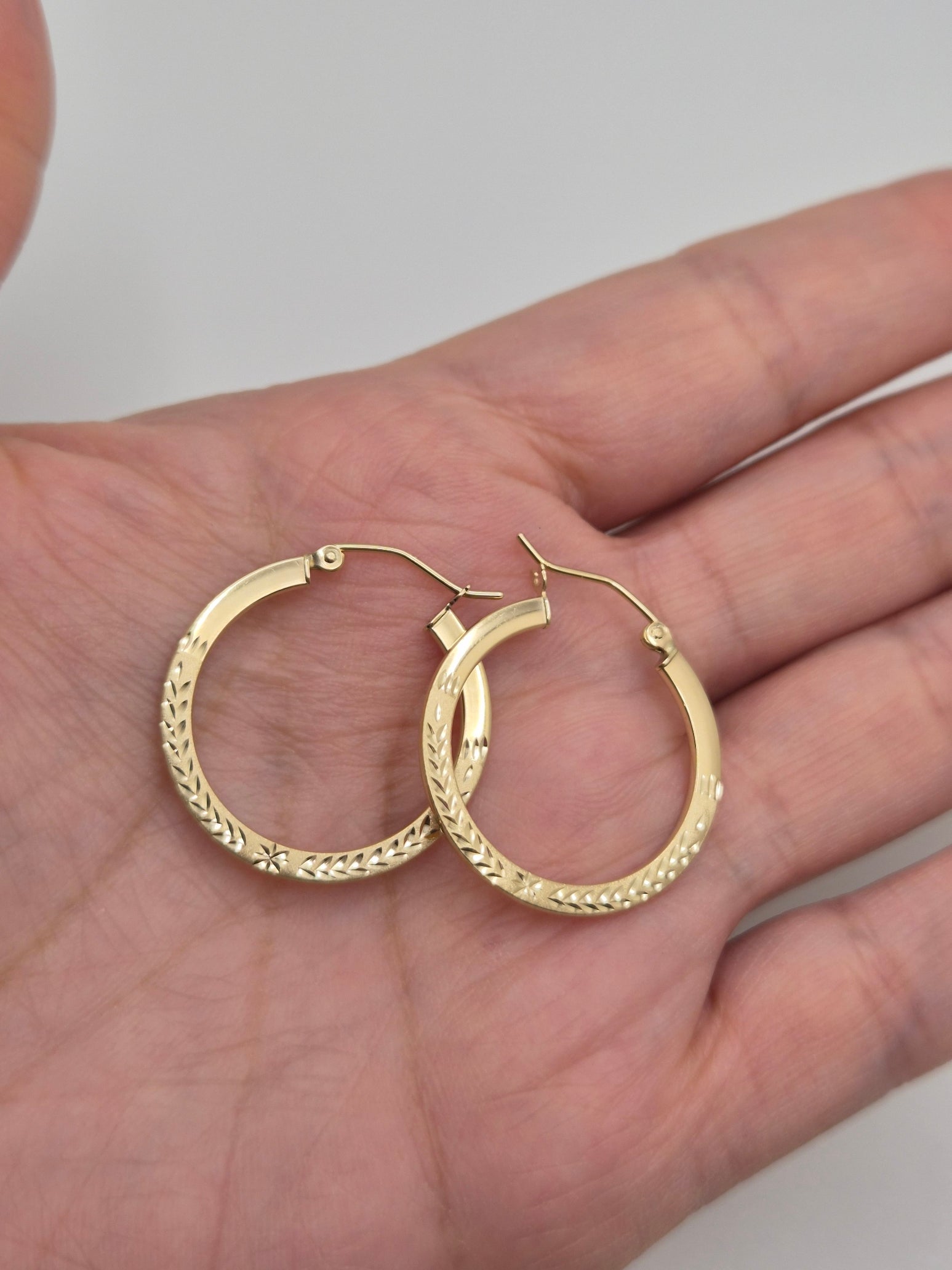 Golden Laurel Dream Hoops — (25 mm)