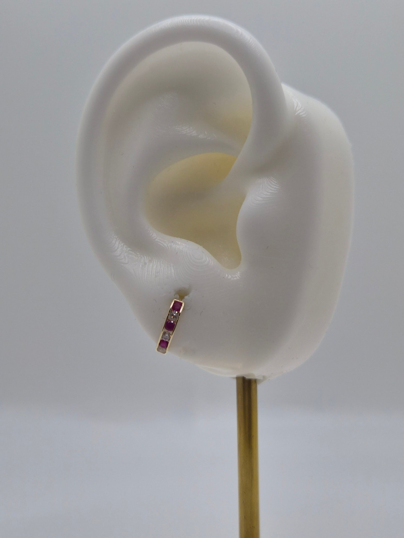 Pendientes Huggie de oro de 14 quilates con circonitas rosas y blancas (033)