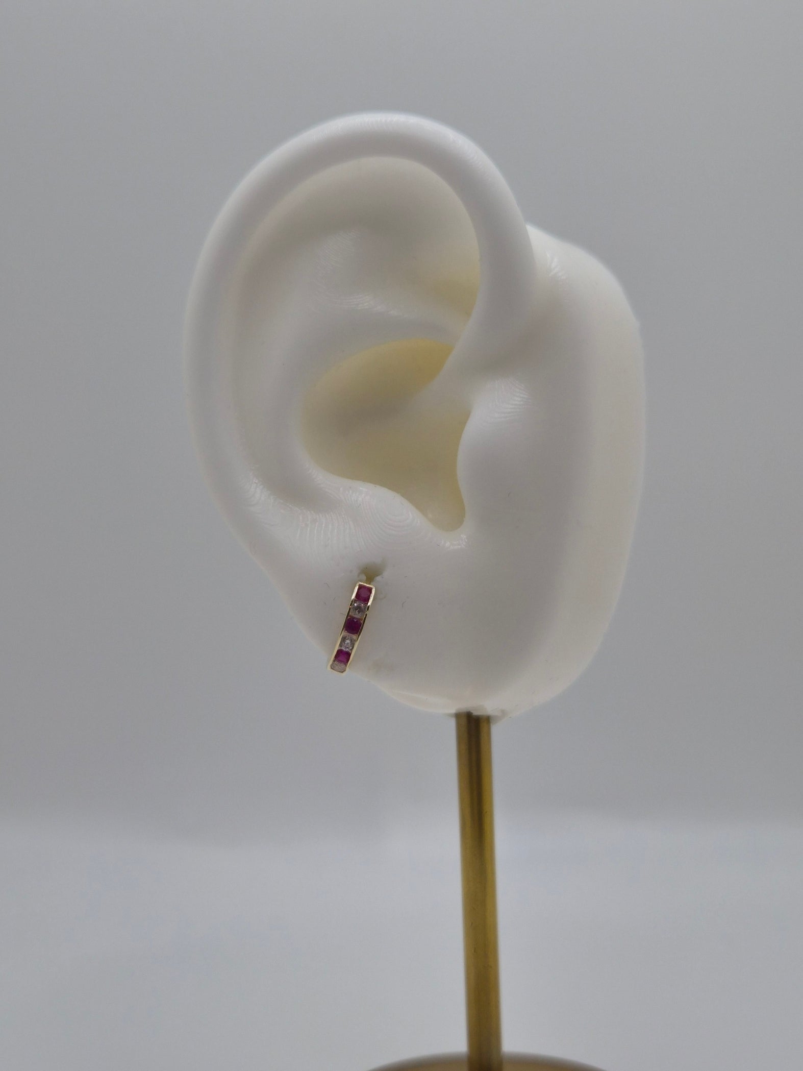 Pendientes Huggie de oro de 14 quilates con circonitas rosas y blancas (033)