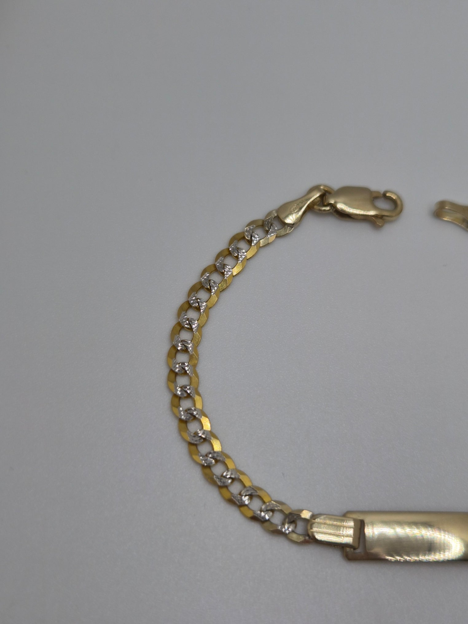 Pulsera cubana de oro de 14 quilates con corte de diamante y identificación de bebé