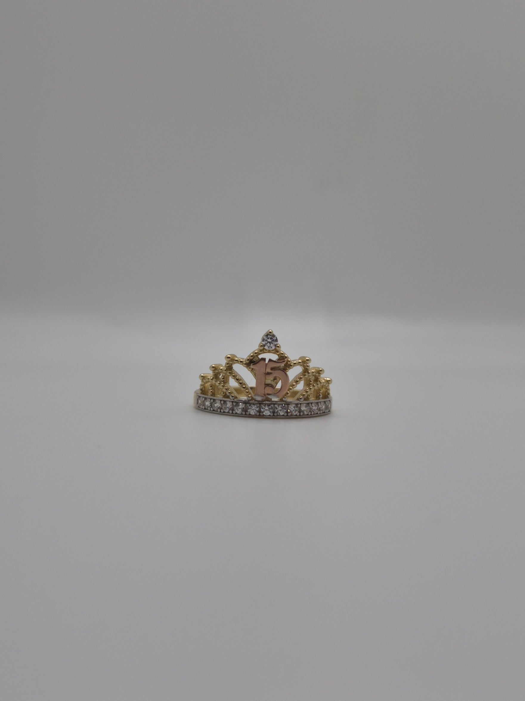 Anillo de corona de quinceañera de oro de 14 quilates con circonitas