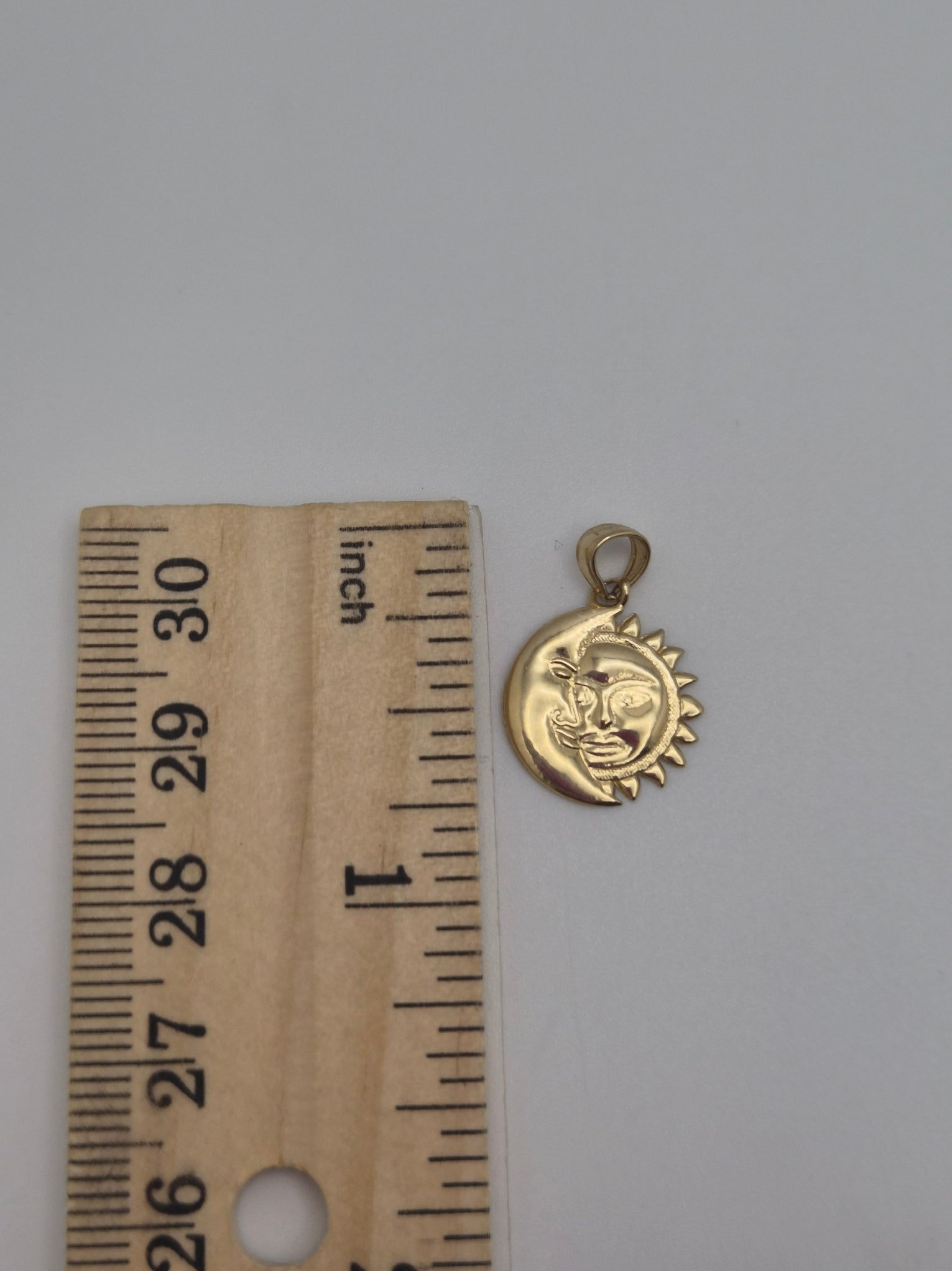 Colgante de sol y luna en oro de 14 quilates