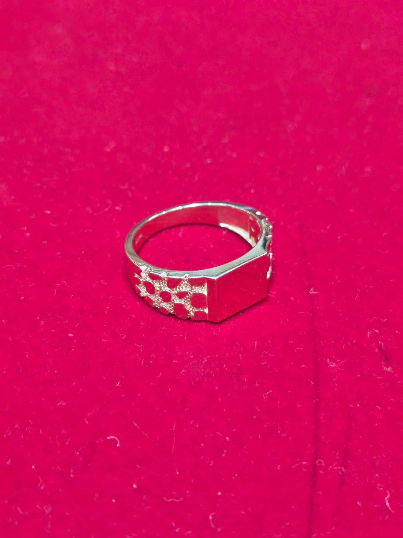Anillo de pepita de sello de oro de 14 quilates