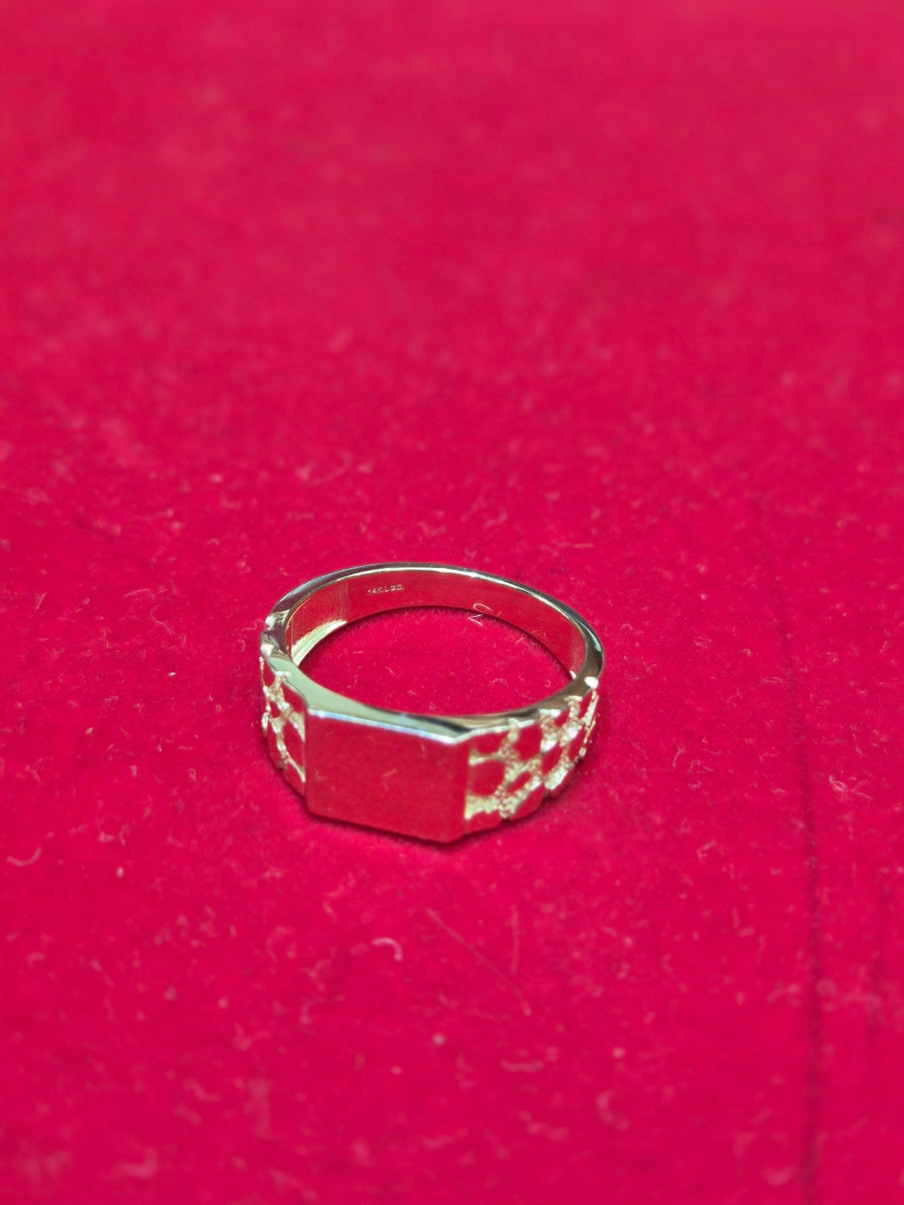 Anillo de pepita de sello de oro de 14 quilates