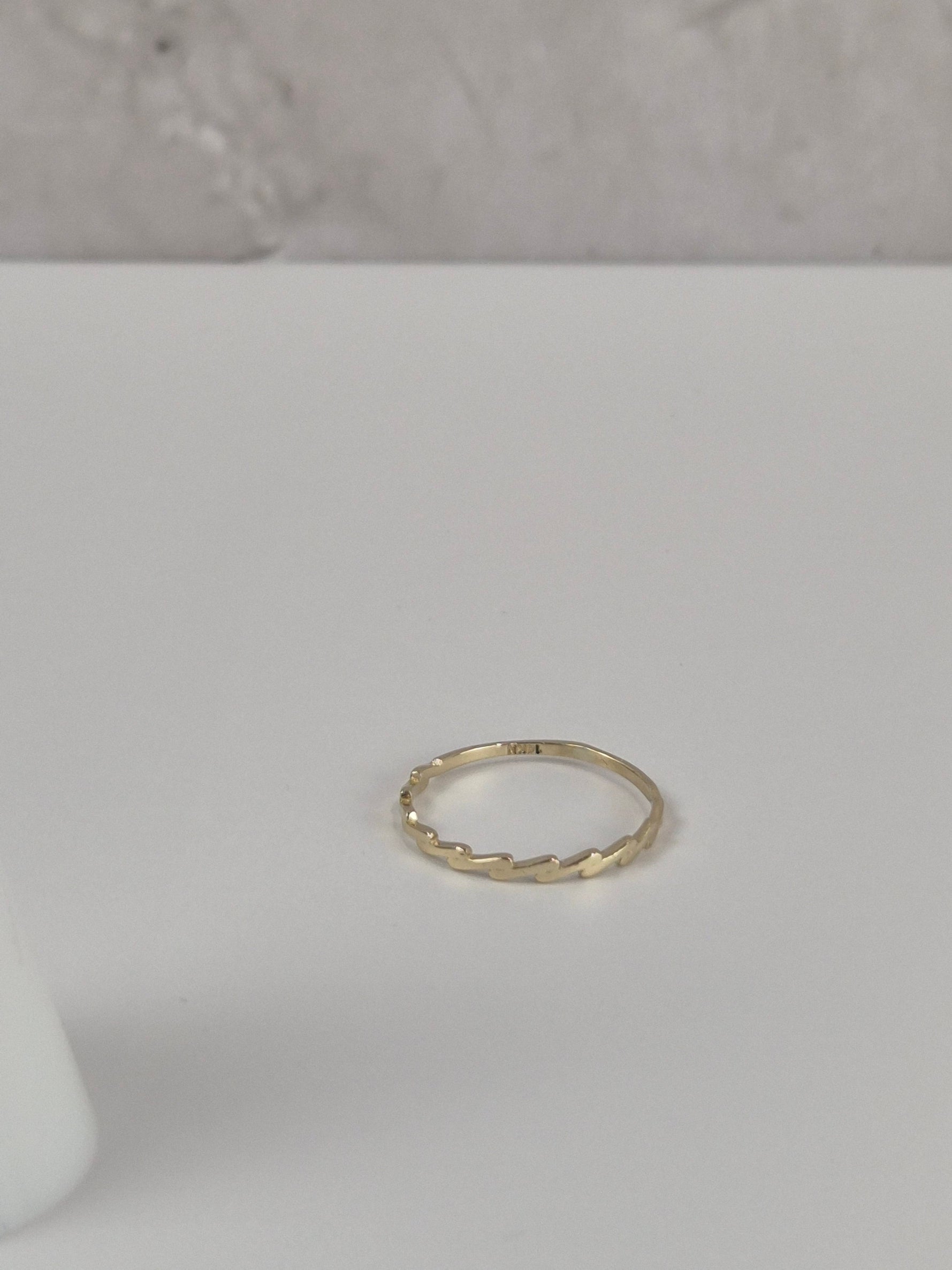 Anillo de pulgar apilable ondulado de oro de 14k (3141)