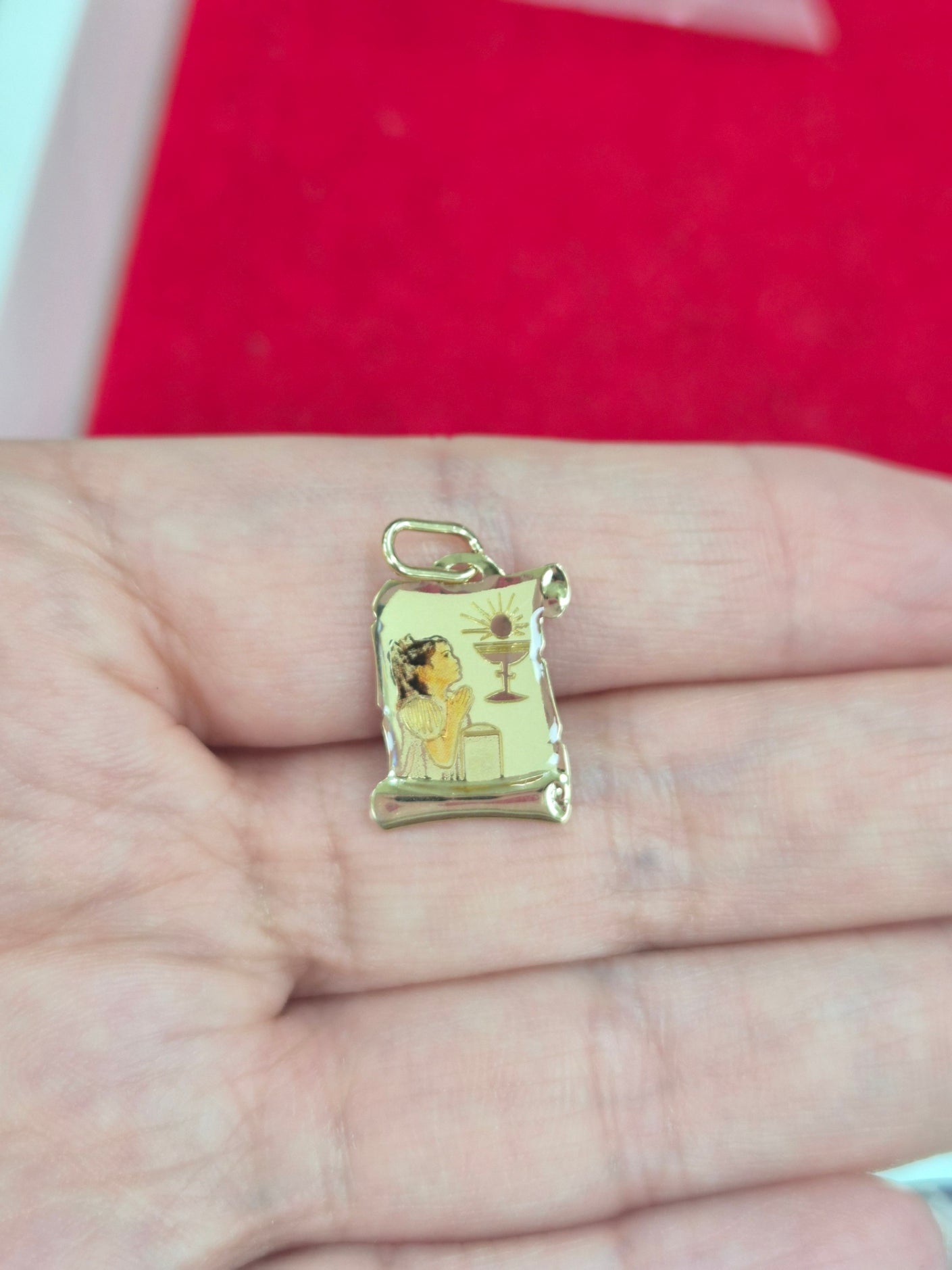 14K Gold Primera Comunión Scroll Pendant