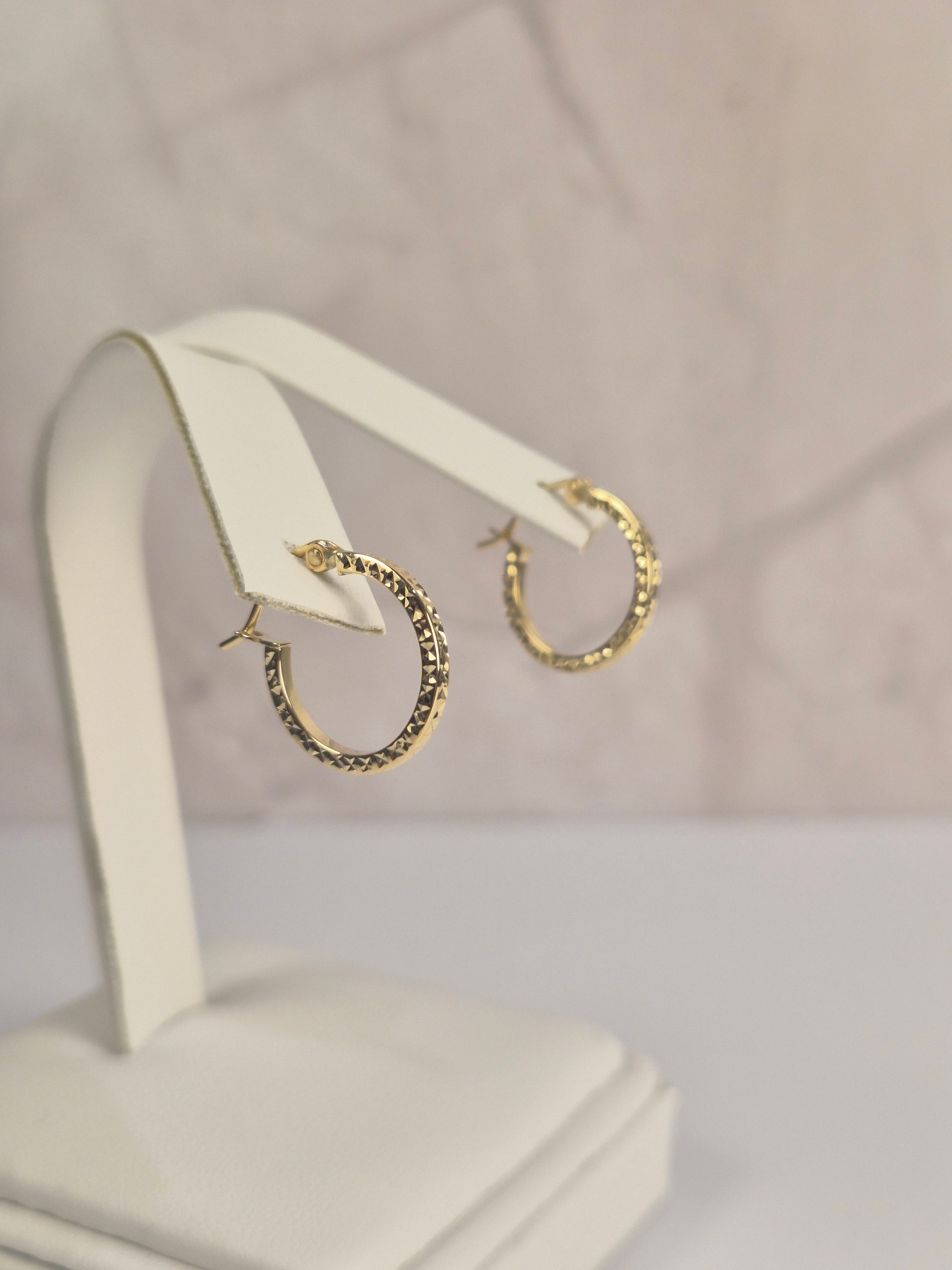 14K Gold Diamond-Cut Hoop Earrings (15mm)