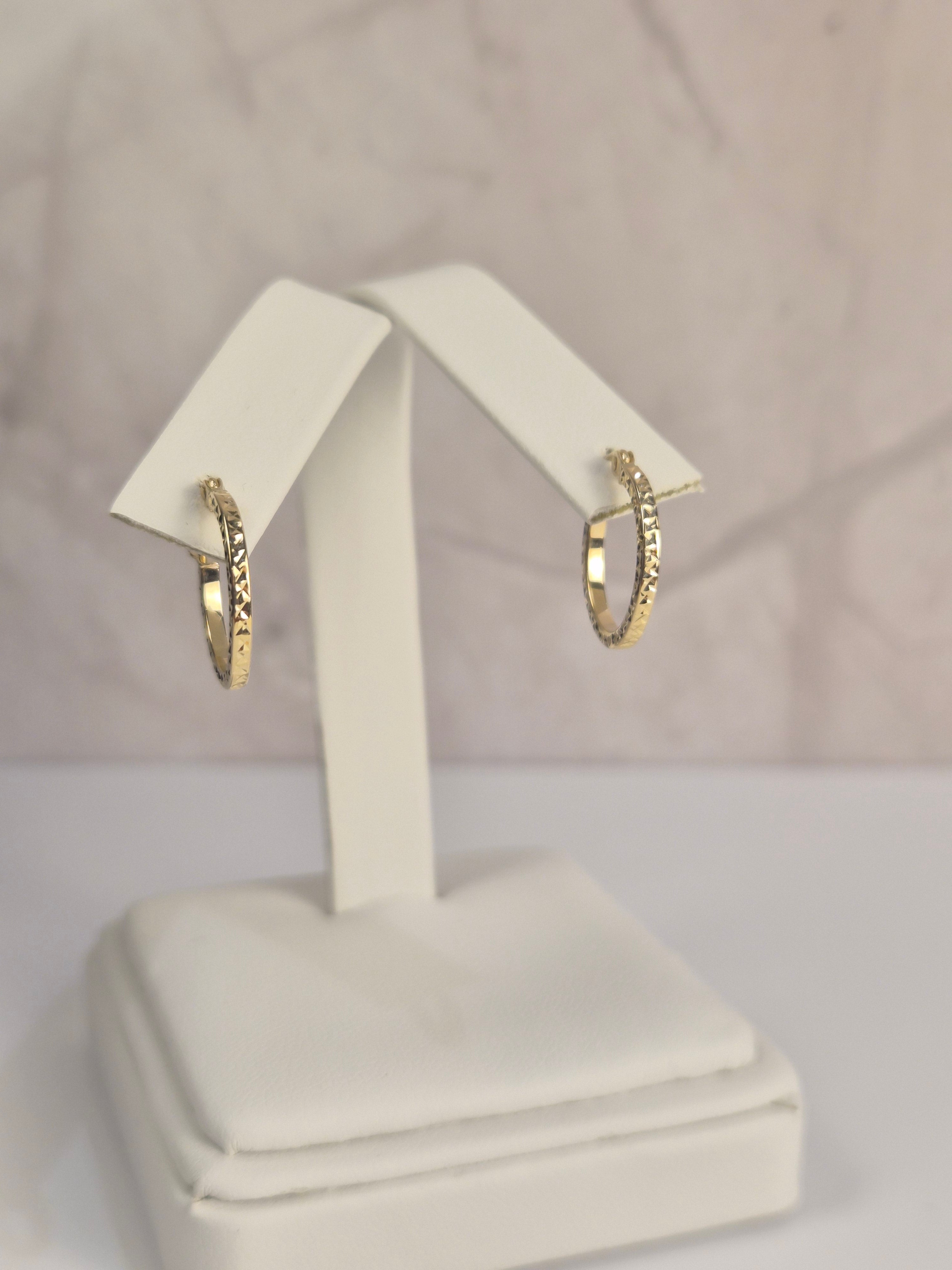 14K Gold Diamond-Cut Hoop Earrings (15mm)