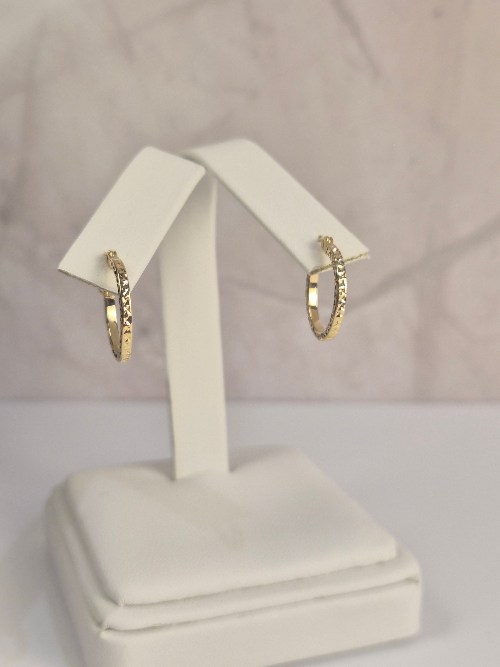 14K Gold Diamond-Cut Hoop Earrings (15mm)