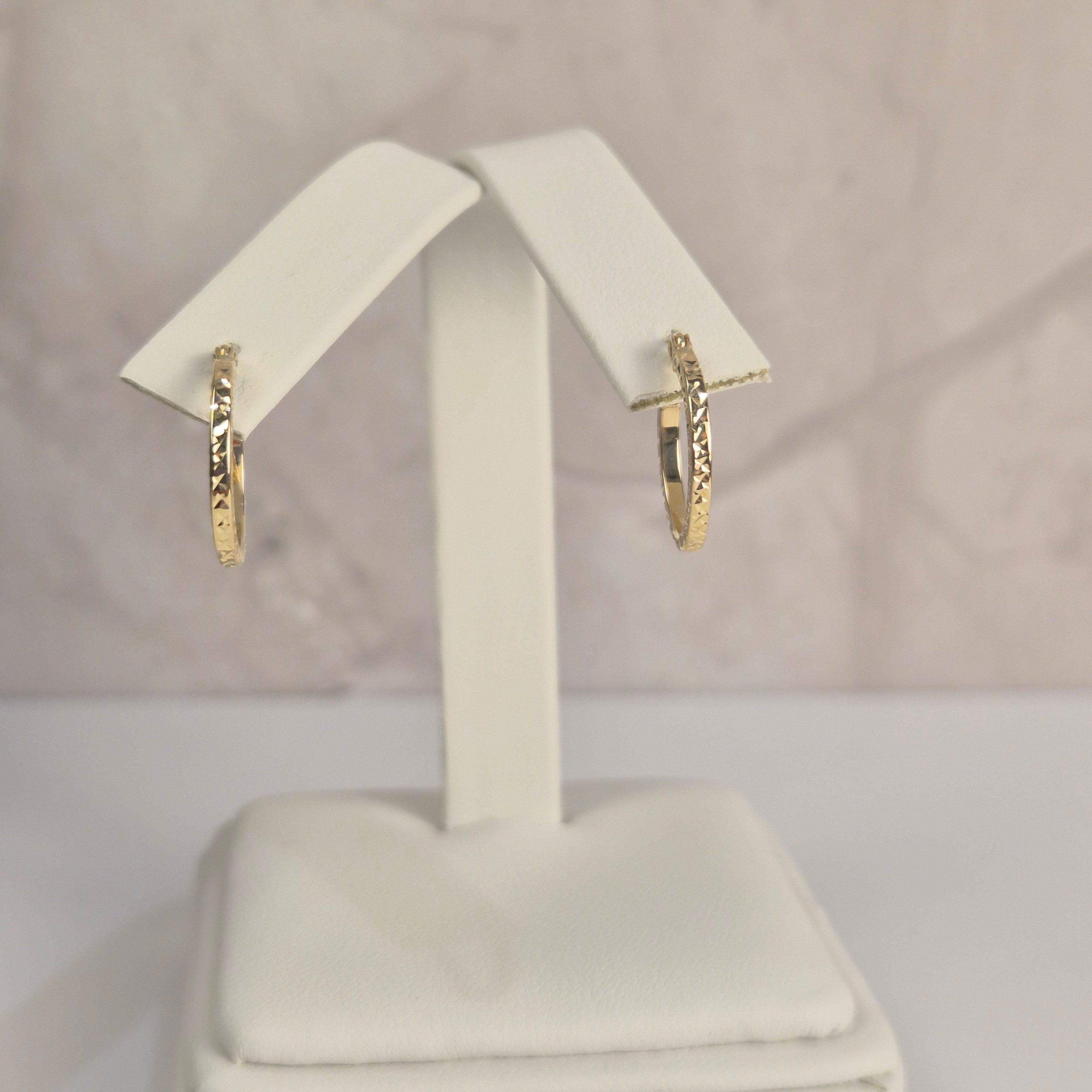 14K Gold Diamond-Cut Hoop Earrings (15mm)