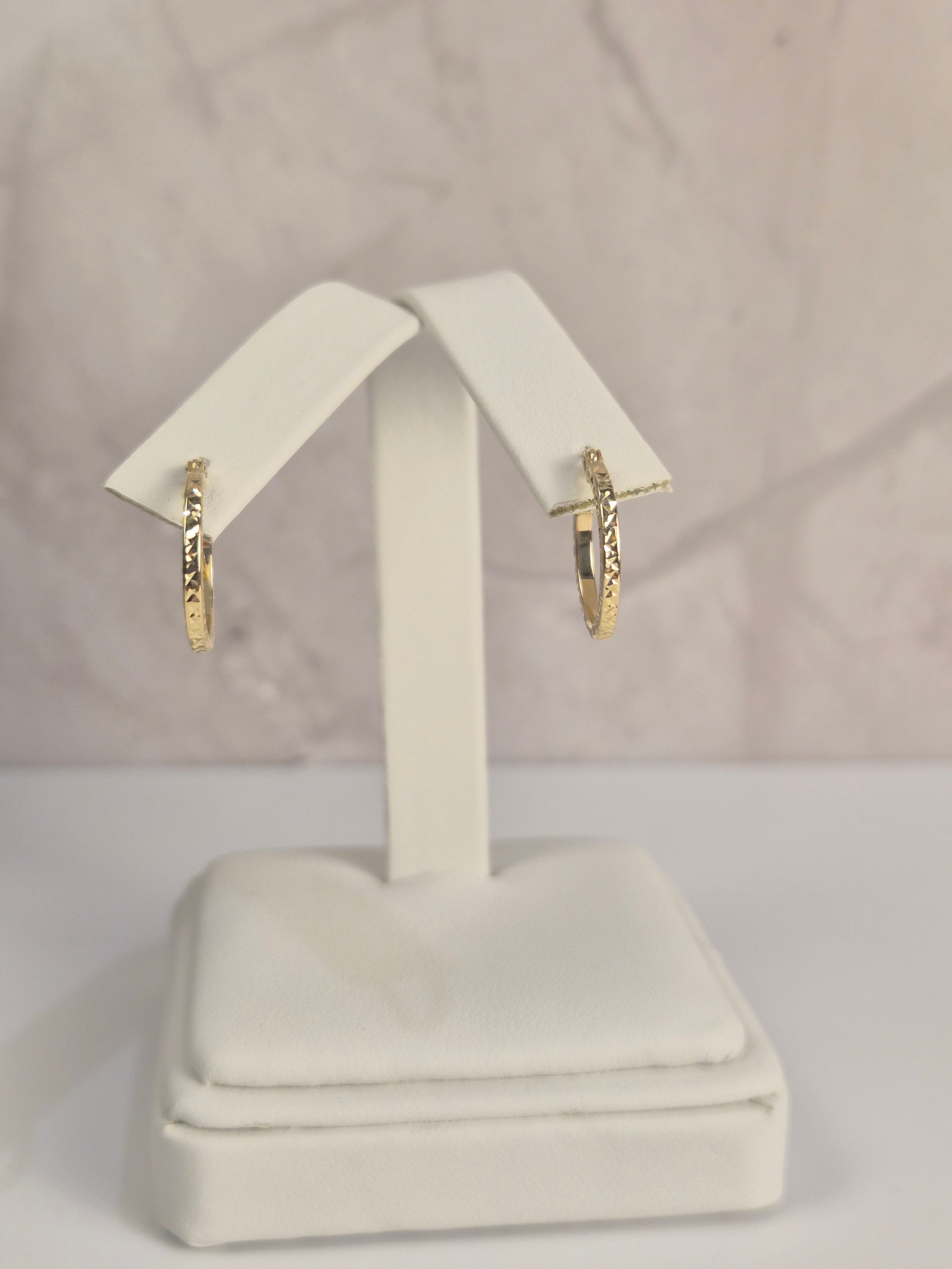 14K Gold Diamond-Cut Hoop Earrings (15mm)