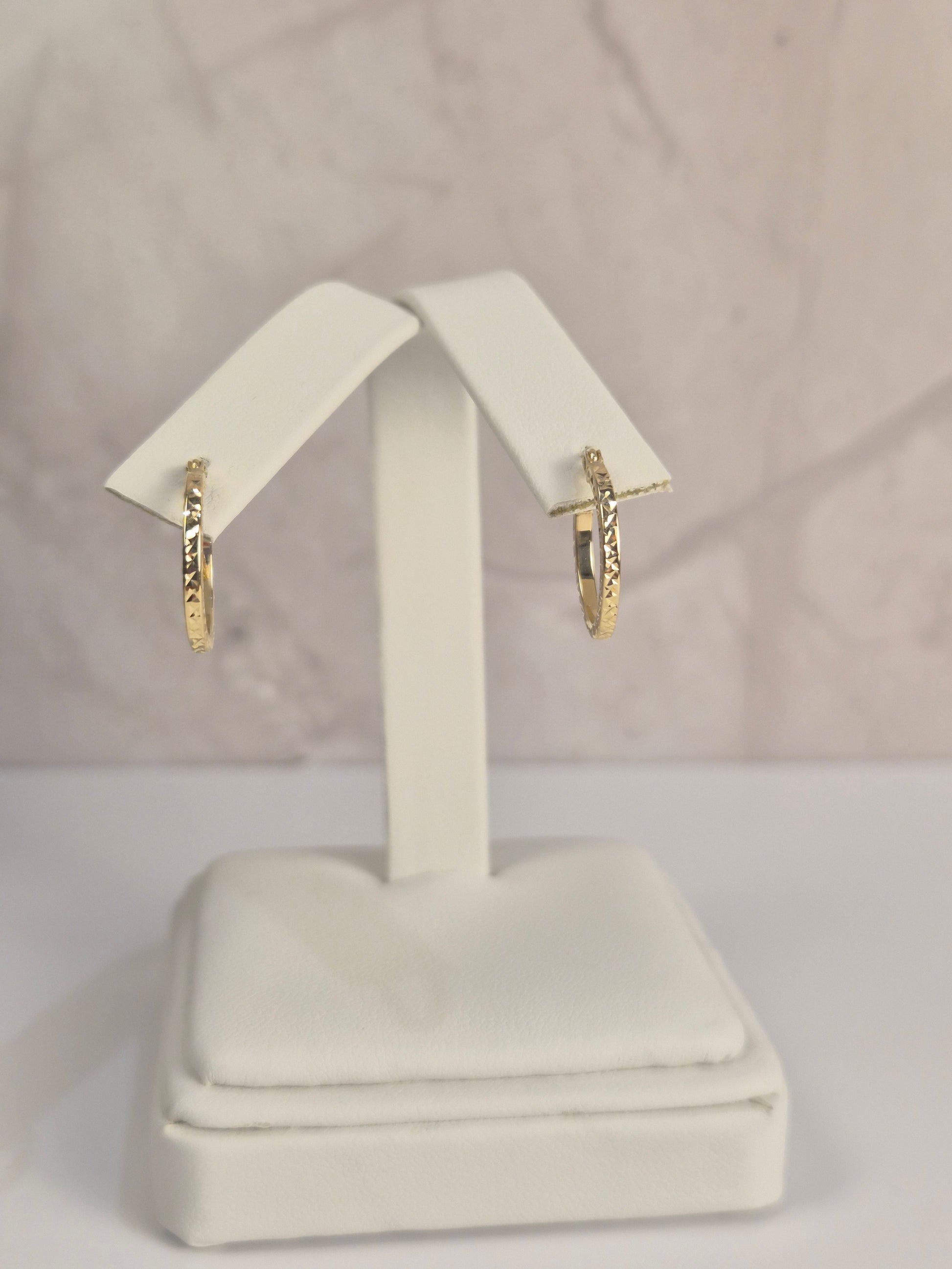 14K Gold Diamond-Cut Hoop Earrings (15mm)