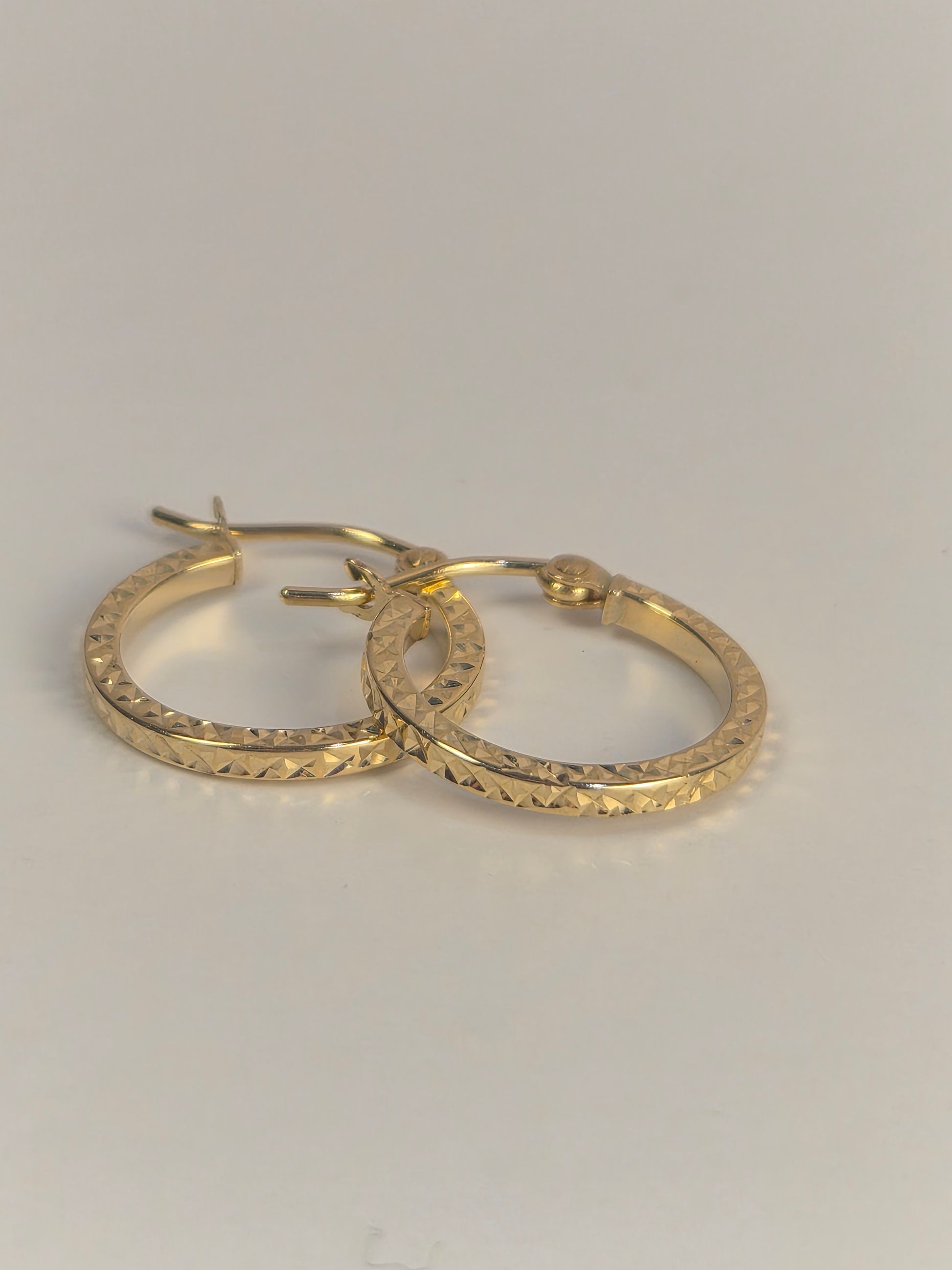 14K Gold Diamond-Cut Hoop Earrings (15mm)
