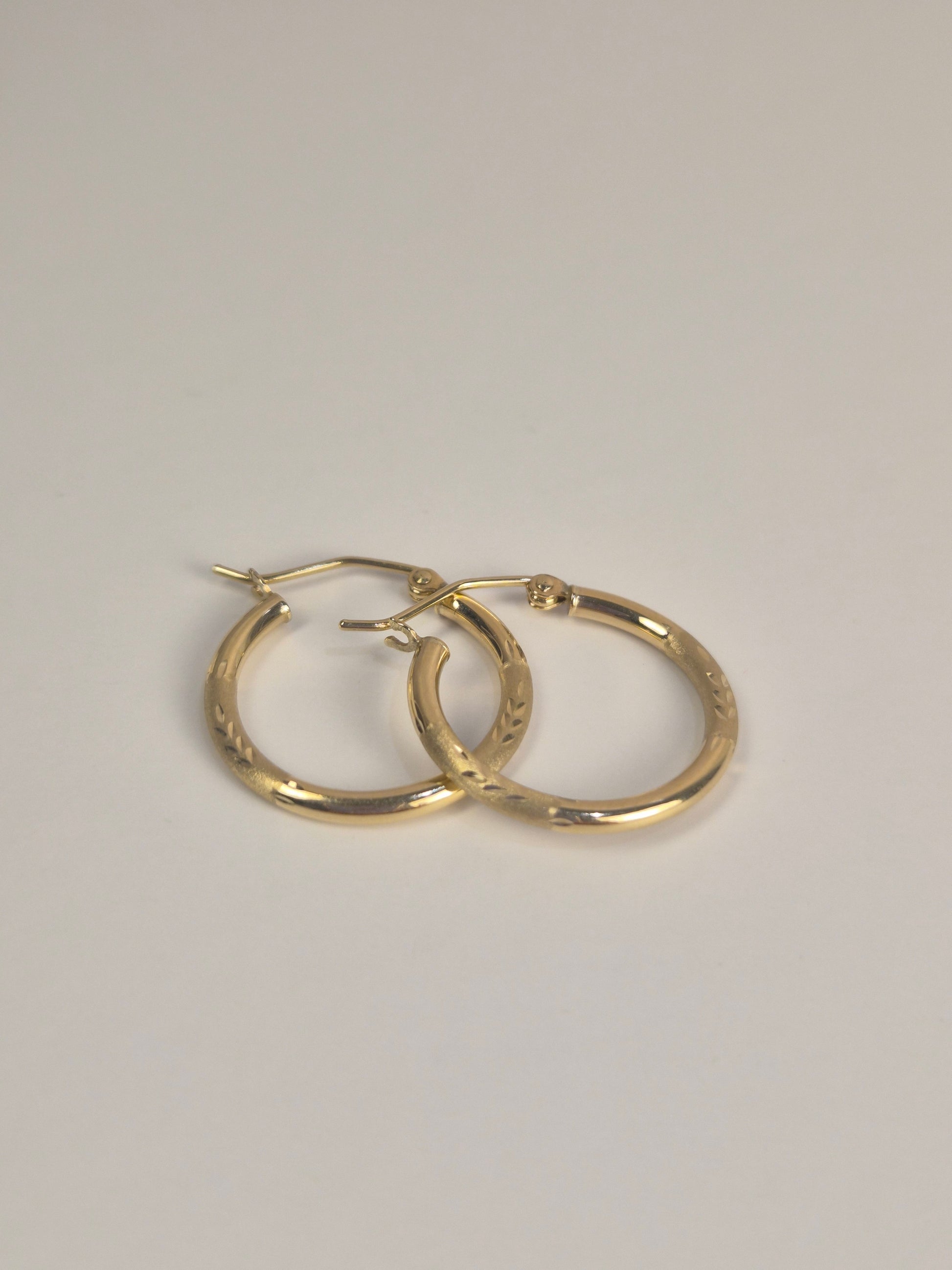 14K Gold Budded Diamond-Cut Hoop Earrings – (019)