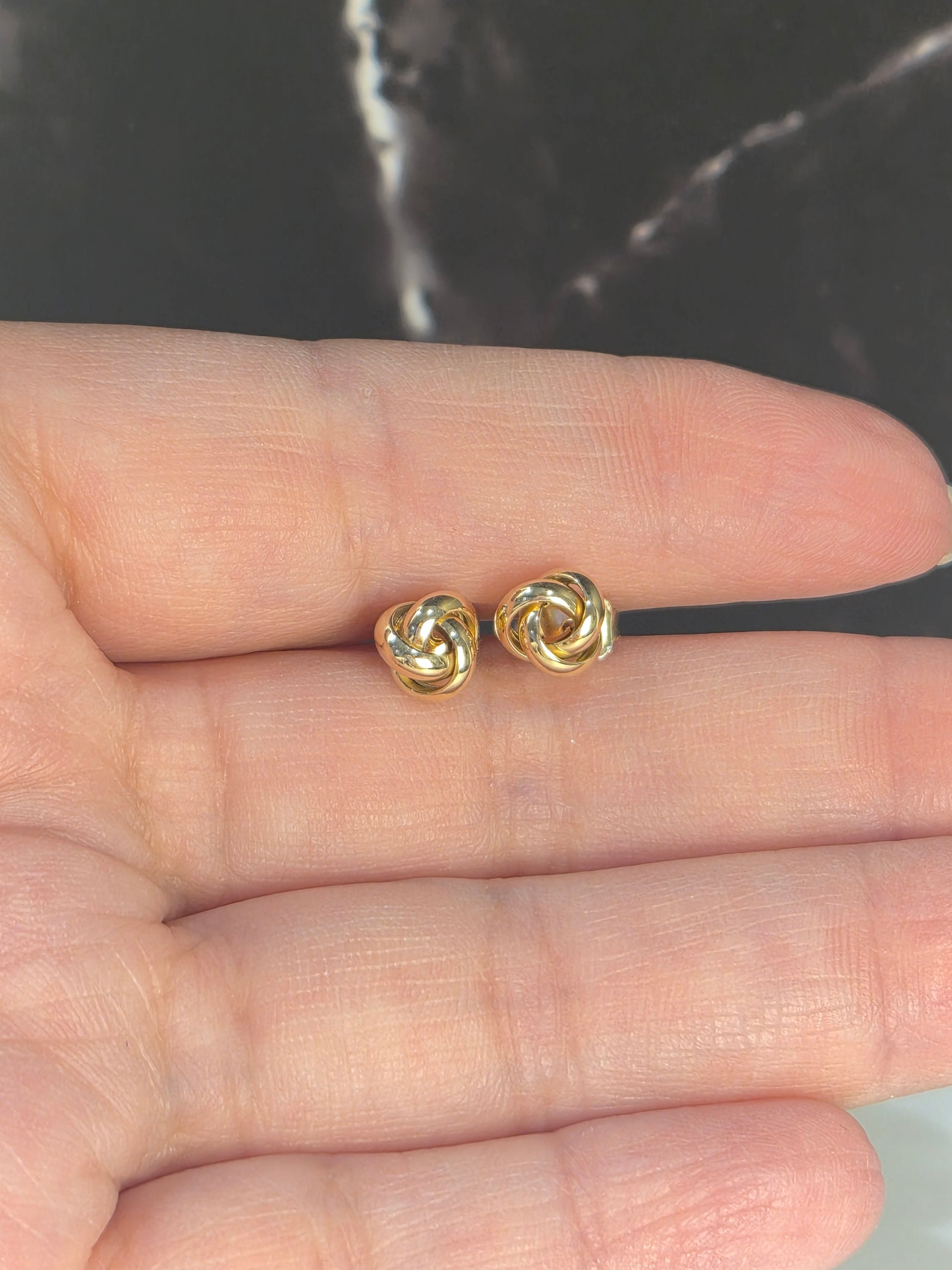 Pendientes de nudo de amor de oro de 14 quilates (6 mm)