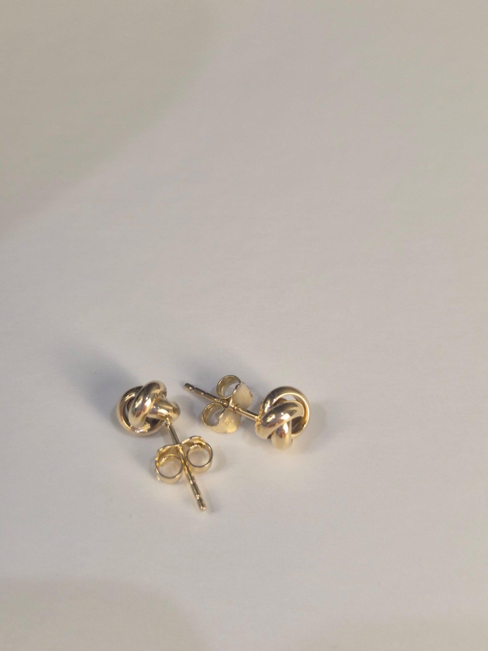 Pendientes de nudo de amor de oro de 14 quilates (6 mm)