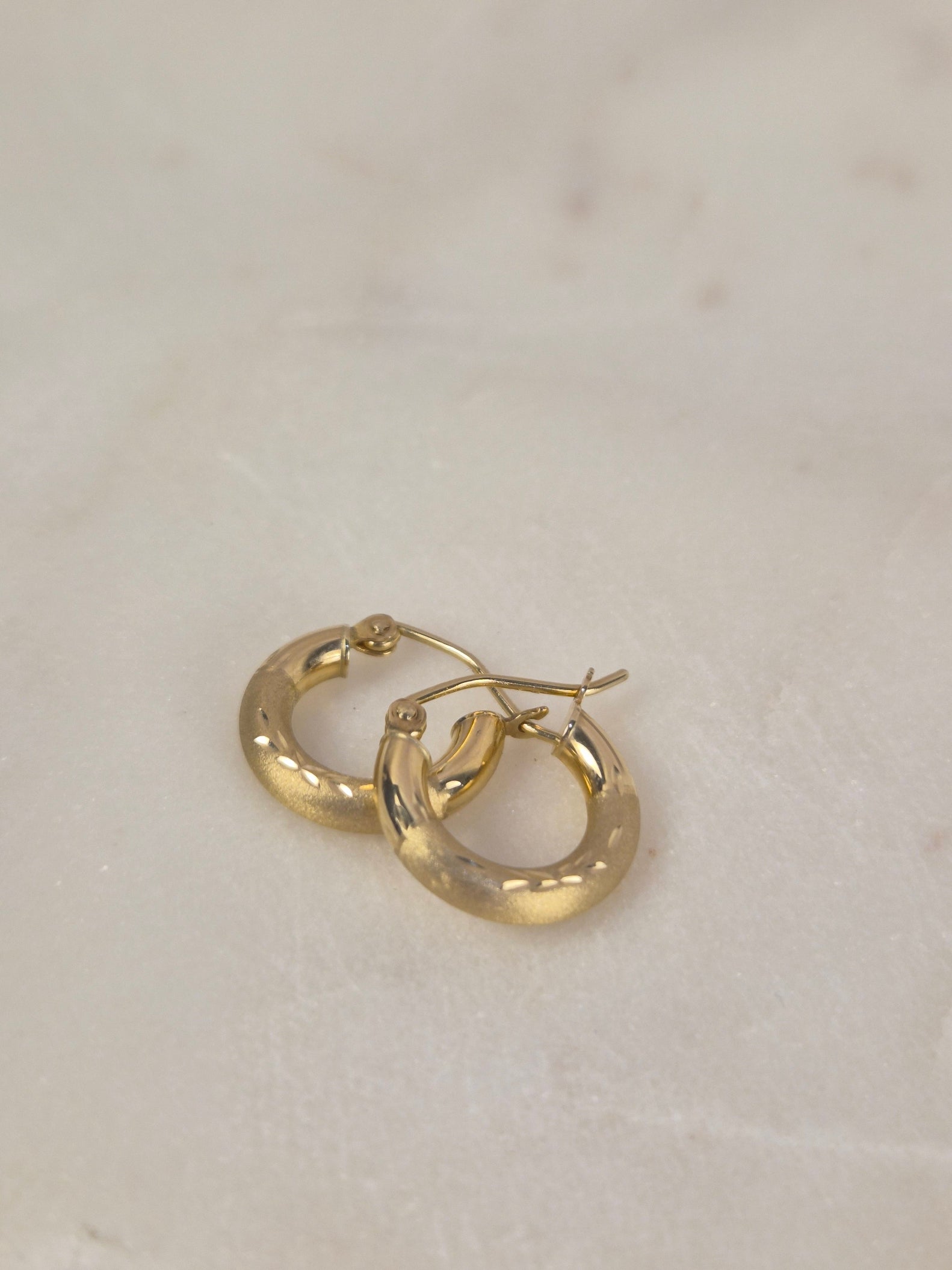 Mini aros dorados de 14 quilates (053)